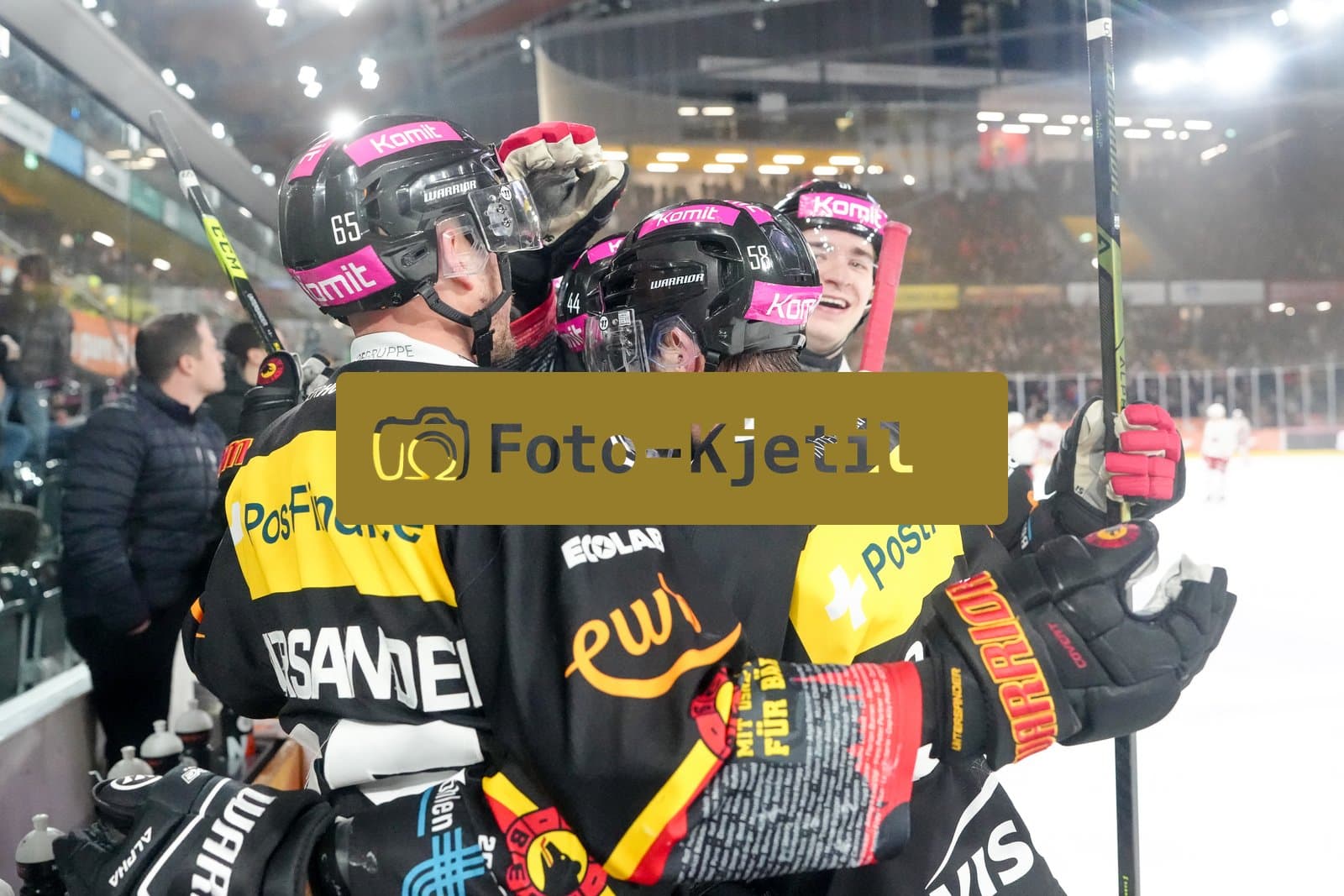 Schweiz: National League Play-In Runde 1, Spiel 2 2025/26, SC Bern vs EHC Biel-Bienne - PostFinance Arena, Bern: Ramon Untersander (65 SCB), Romain Loeffel (58 SCB) und Nils Rhyn (51 SCB) feiern nach dem Tor von Victor Ejdsell (PostFinance Top Scorer von SCB) zum 4:0