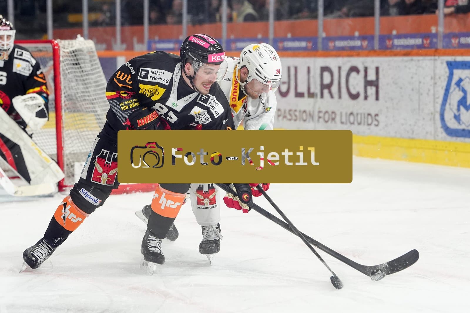 Schweiz: National League Play-In Runde 1, Spiel 2 2025/26, SC Bern vs EHC Biel-Bienne - PostFinance Arena, Bern: Marco Müller - Marco Muller (83 SCB) im Duell mit Lias Andersson (24 EHCB)