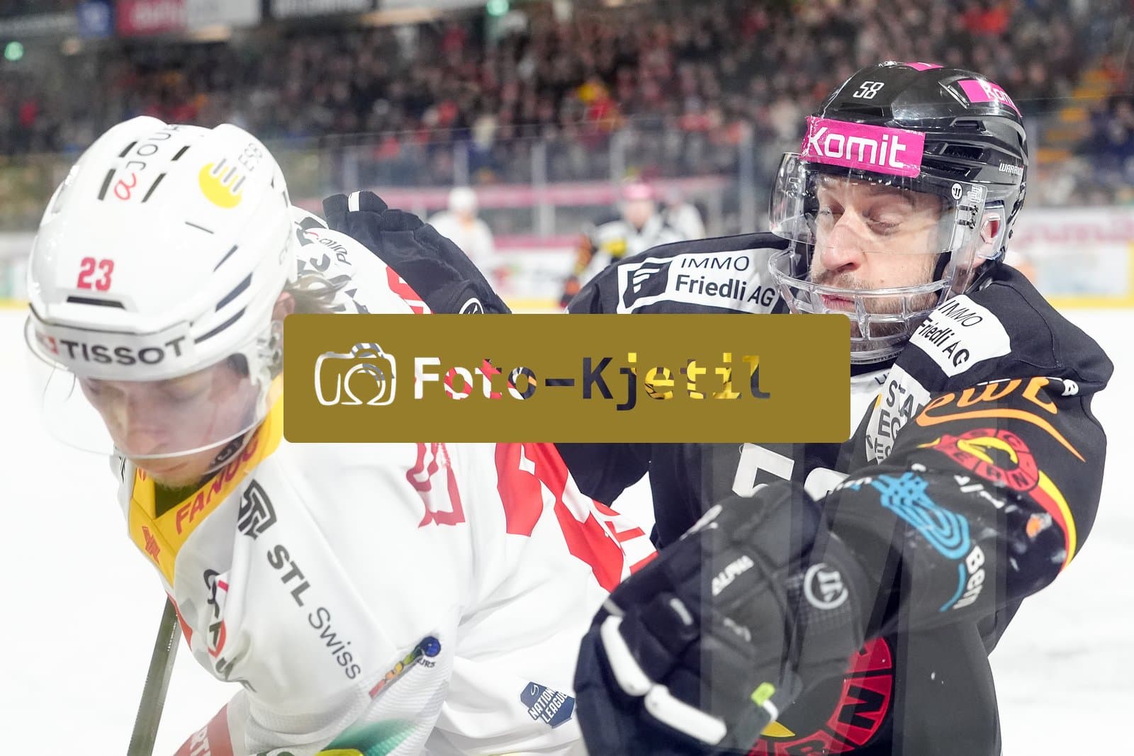 Schweiz: National League Play-In Runde 1, Spiel 2 2025/26, SC Bern vs EHC Biel-Bienne - PostFinance Arena, Bern: Romain Loeffel (58 SCB) im Duell mit Mark Sever (23 EHCB)