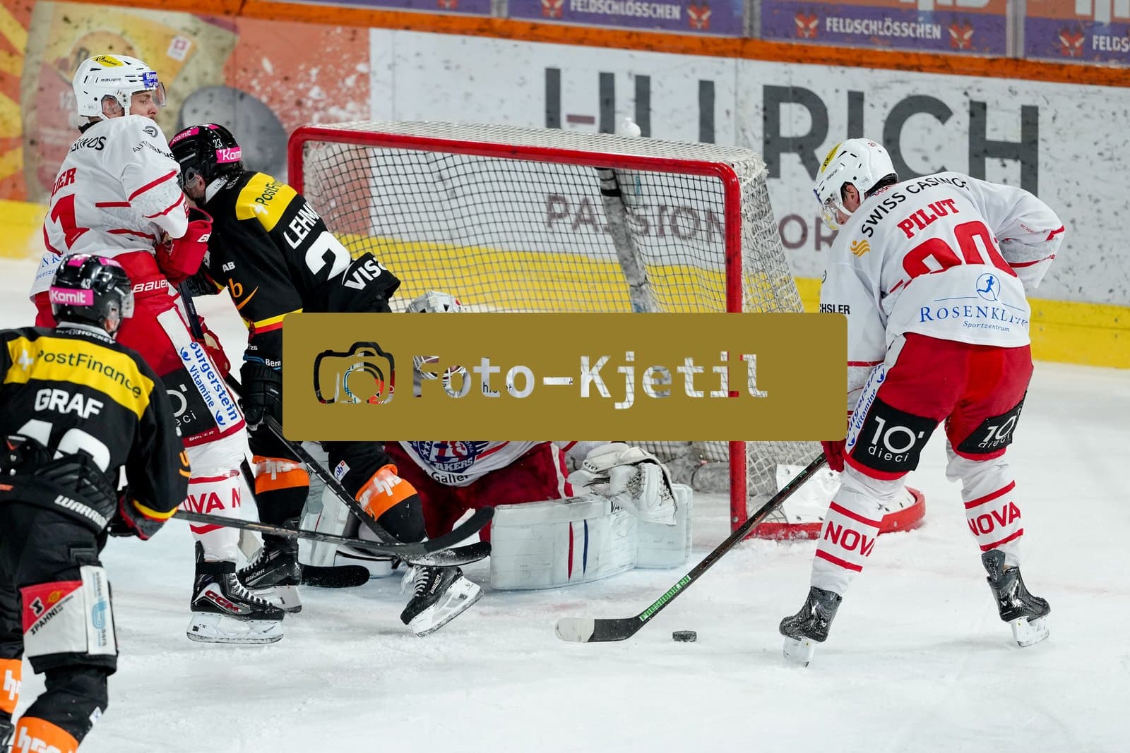 Schweiz: National League Play-In Runde 2, Spiel 1 2025/26, SC Bern vs SC Rapperswil-Jona Lakers - PostFinance Arena, Bern: Marco Lehmann (23 SCB) in Aktion vor Torhüter Melvin Nyffeler (60 SCRJ) gegen Lawrence Pilut (20 SCRJ) und Fabian Maier (11 SCRJ)