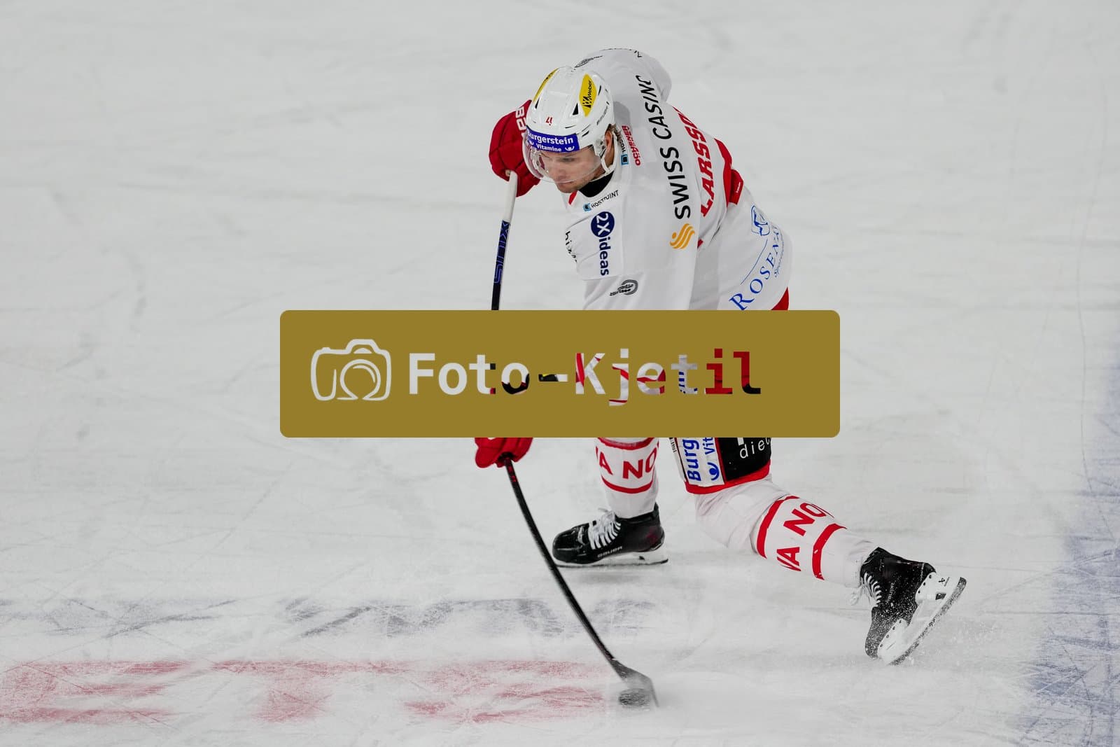 Schweiz: National League Play-In Runde 2, Spiel 1 2025/26, SC Bern vs SC Rapperswil-Jona Lakers - PostFinance Arena, Bern: Jacob Larsson (4 SCRJ) in Aktion