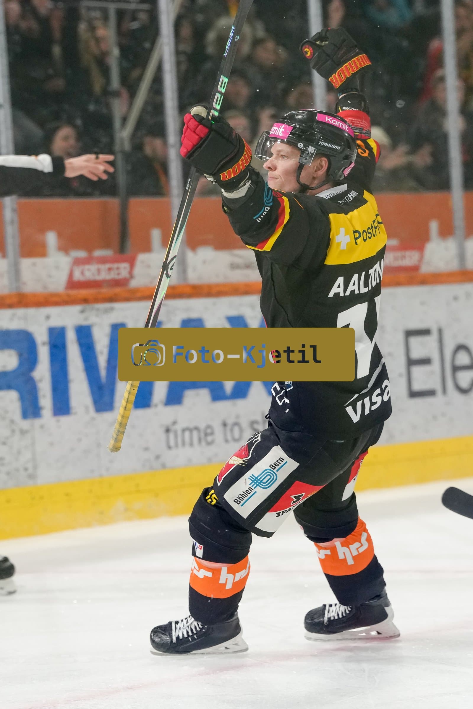 Schweiz: National League Play-In Runde 2, Spiel 1 2025/26, SC Bern vs SC Rapperswil-Jona Lakers - PostFinance Arena, Bern: Miro Aaltonen (15 SCB) jubelt nach seinem Tor