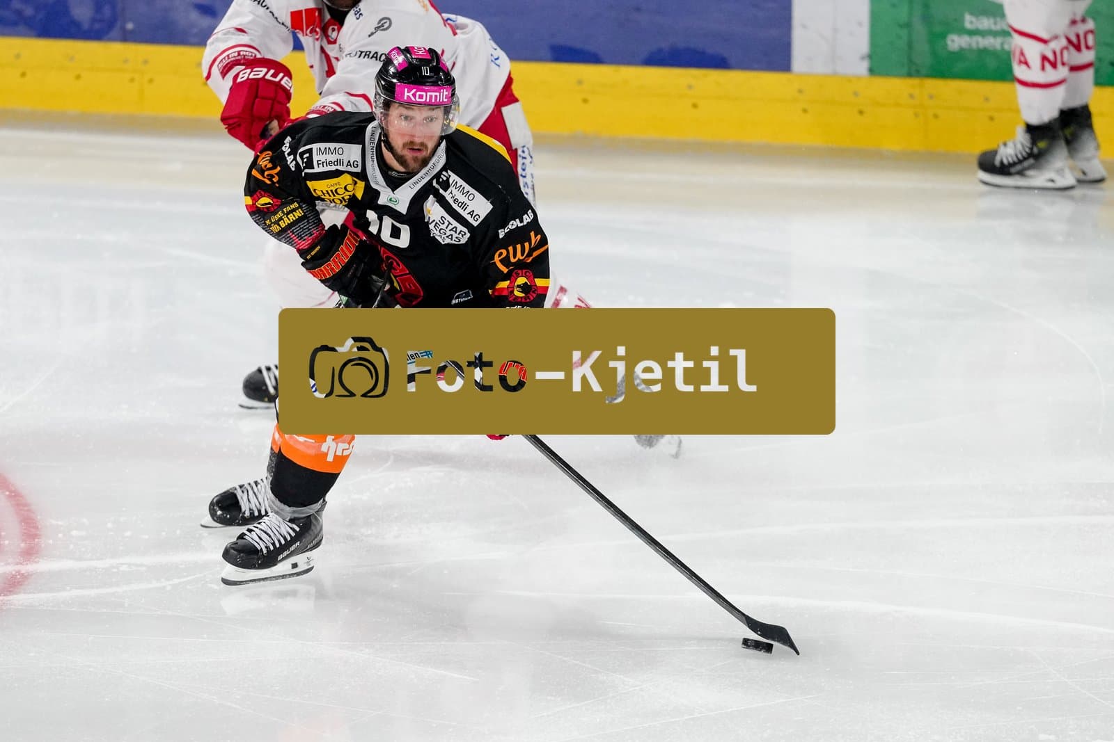 Schweiz: National League Play-In Runde 2, Spiel 1 2025/26, SC Bern vs SC Rapperswil-Jona Lakers - PostFinance Arena, Bern: Tristan Scherwey (10 SCB) in Aktion