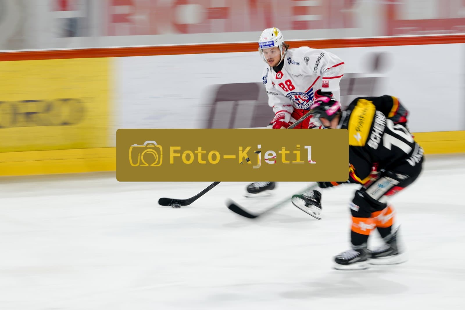 Schweiz: National League Play-In Runde 2, Spiel 1 2025/26, SC Bern vs SC Rapperswil-Jona Lakers - PostFinance Arena, Bern: Malte Strömwall - Malte Stromwall (88 SCRJ) im Duell mit Tristan Scherwey (10 SCB)