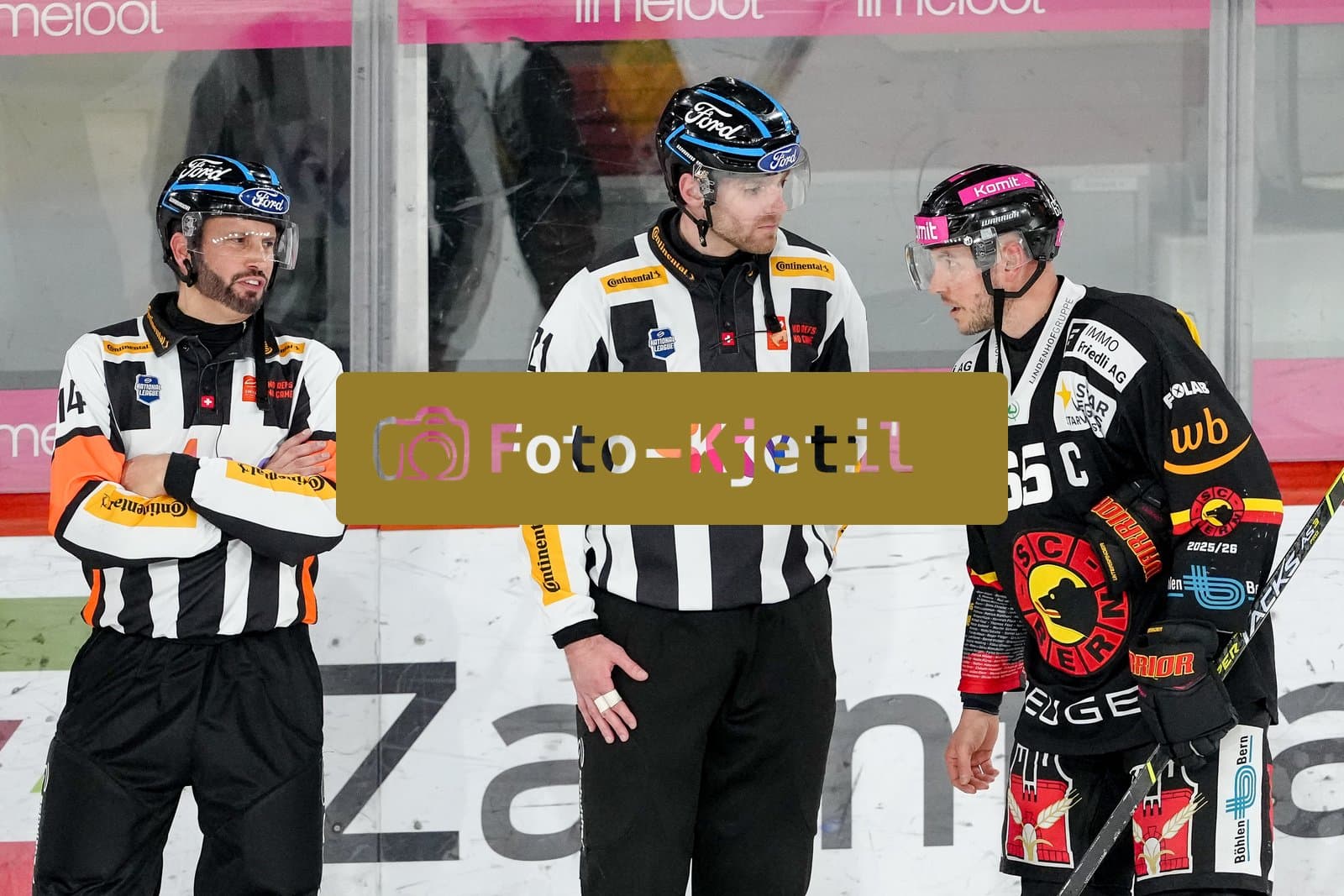 Schweiz: National League Play-In Runde 2, Spiel 1 2025/26, SC Bern vs SC Rapperswil-Jona Lakers - PostFinance Arena, Bern: Ramon Untersander (65 SCB) im Gespräch mit Schiedsrichter Michael Stalder und Linienrichter Mark Lemelin