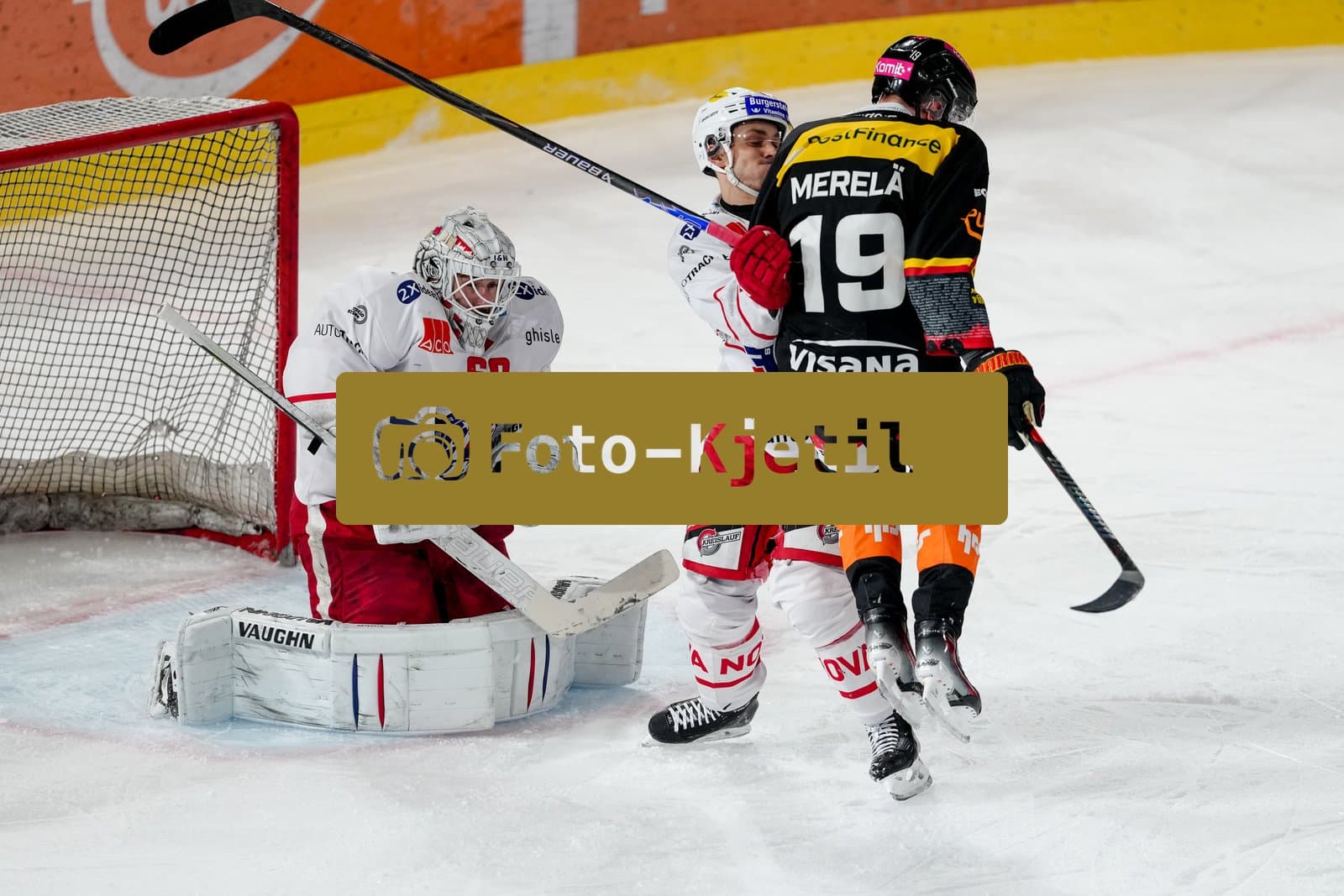 Schweiz: National League Play-In Runde 2, Spiel 1 2025/26, SC Bern vs SC Rapperswil-Jona Lakers - PostFinance Arena, Bern: Waltteri Merelä - Waltteri Merela (19 SCB) in Aktion gegen Mika Henauer (9 SCRJ) vor dem Tor von Torhüter Melvin Nyffeler (60 SCRJ)