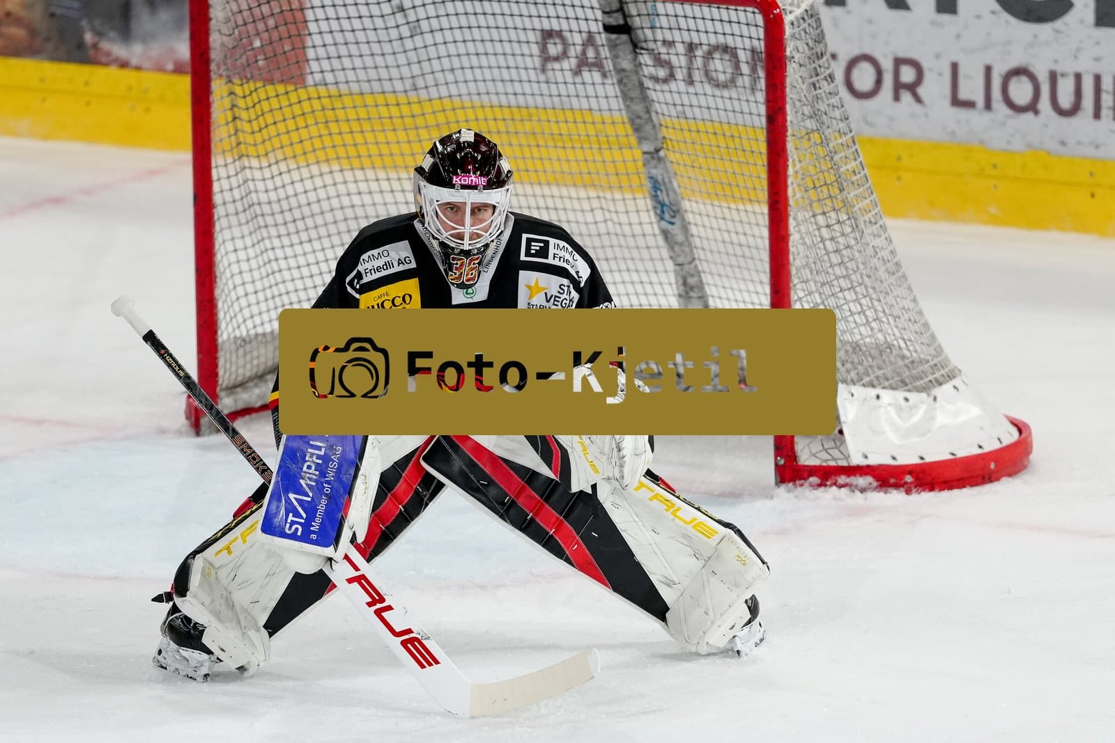 Schweiz: National League Play-In Runde 2, Spiel 1 2025/26, SC Bern vs SC Rapperswil-Jona Lakers - PostFinance Arena, Bern: Torhüter Adam Reideborn (36 SCB) in Aktion