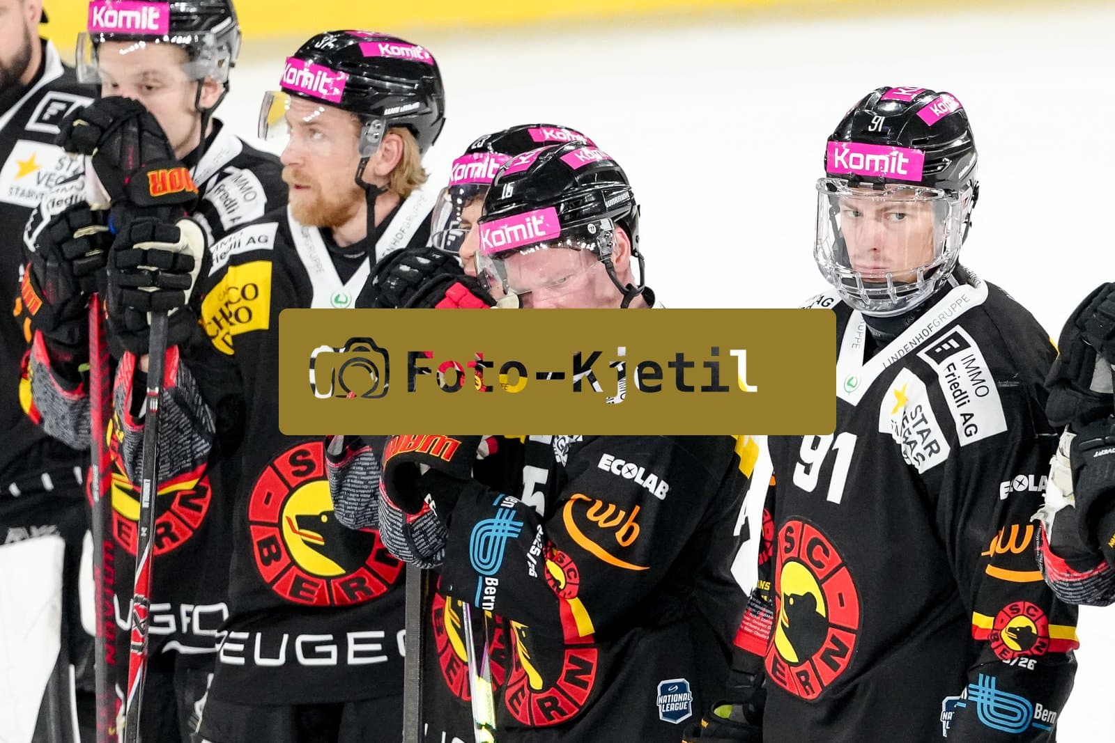 Schweiz: National League Play-In Runde 2, Spiel 1 2025/26, SC Bern vs SC Rapperswil-Jona Lakers - PostFinance Arena, Bern: Miro Aaltonen (15 SCB), Fabian Ritzmann (91 SCB) und Anton Lindholm (37 SCB) enttäuscht nach der Niederlage