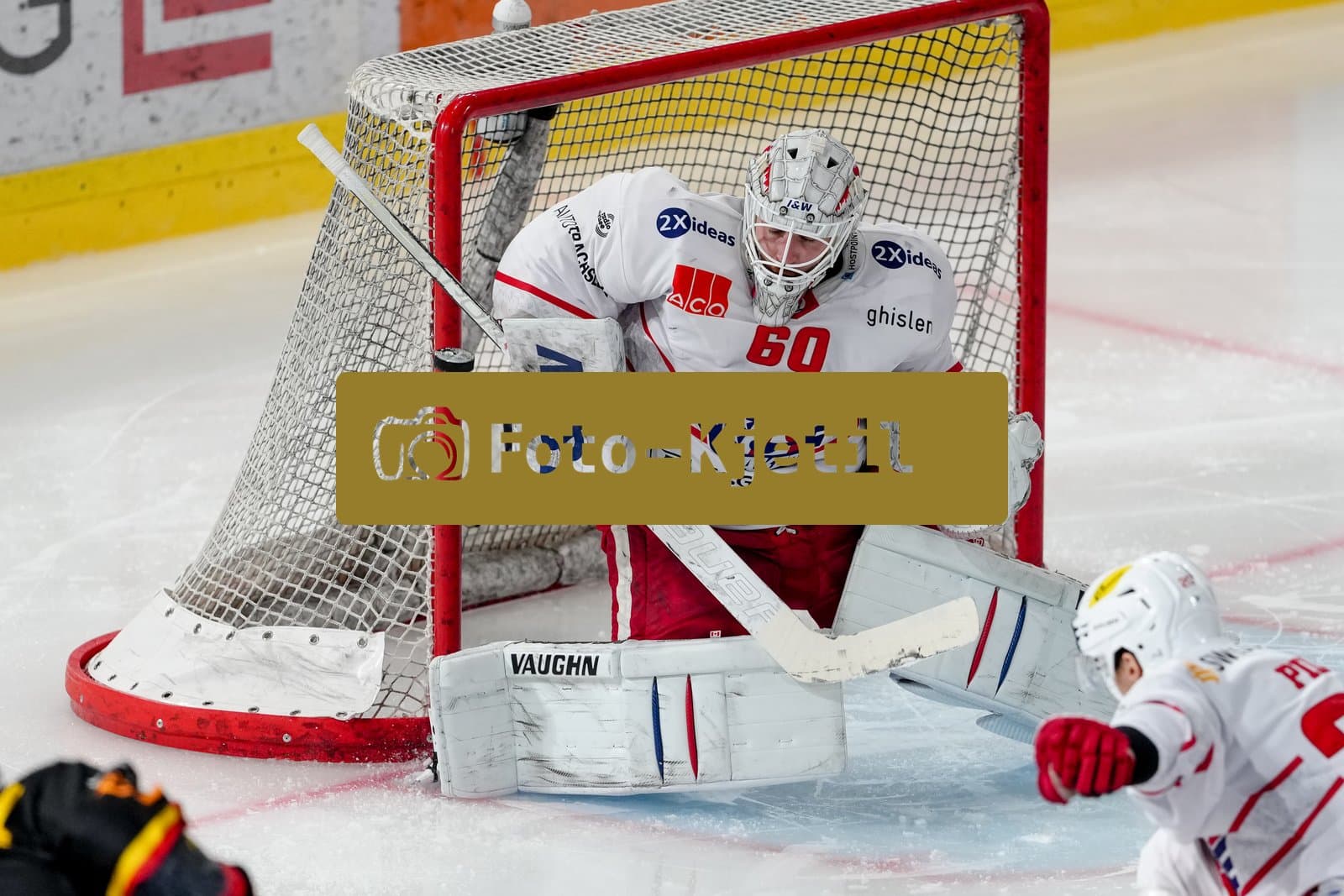 Schweiz: National League Play-In Runde 2, Spiel 1 2025/26, SC Bern vs SC Rapperswil-Jona Lakers - PostFinance Arena, Bern: Torhüter Melvin Nyffeler (60 SCRJ) in Aktion