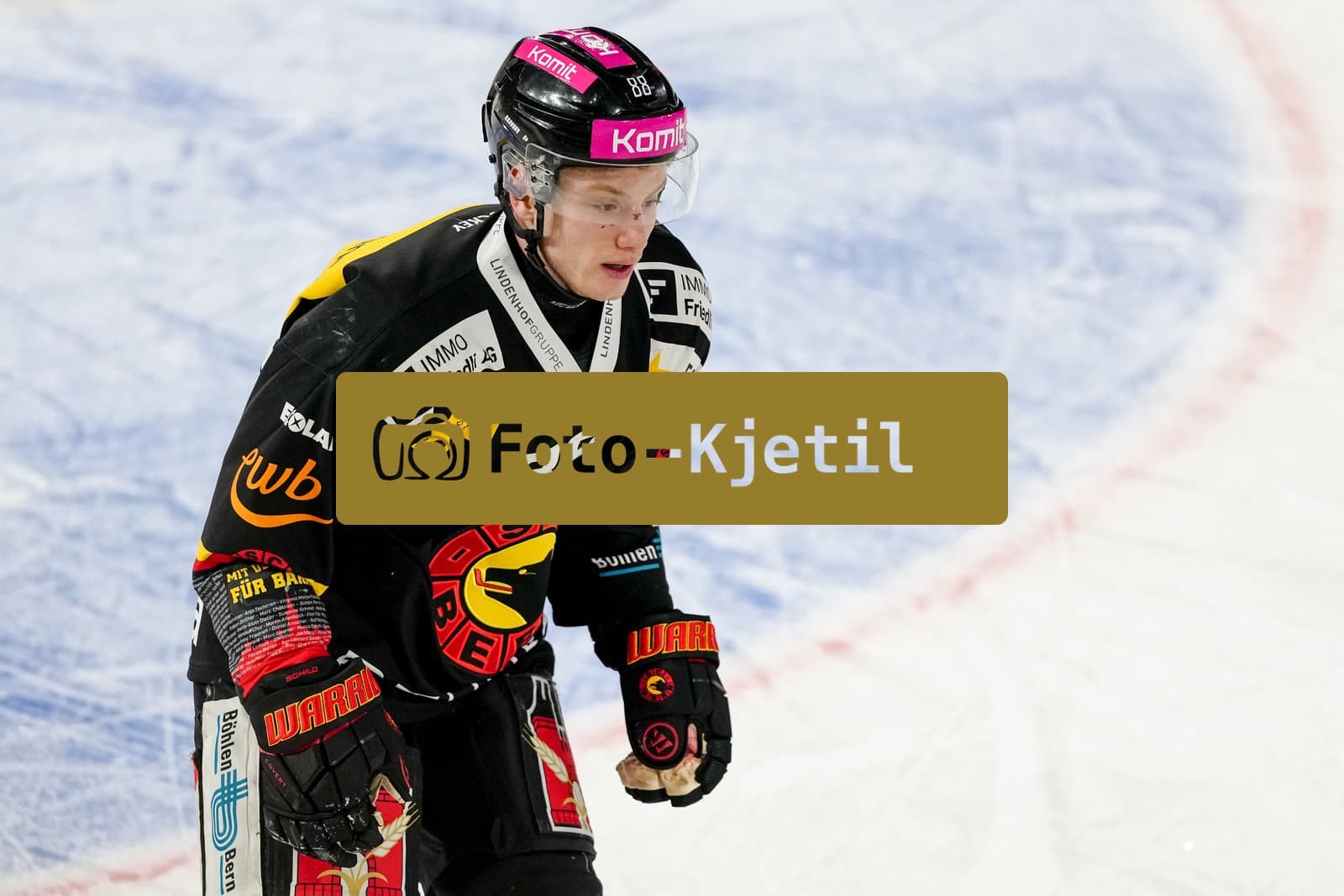 Schweiz: National League Play-In Runde 2, Spiel 1 2025/26, SC Bern vs SC Rapperswil-Jona Lakers - PostFinance Arena, Bern: Thierry Schild (88 SCB) mit blutender Nase