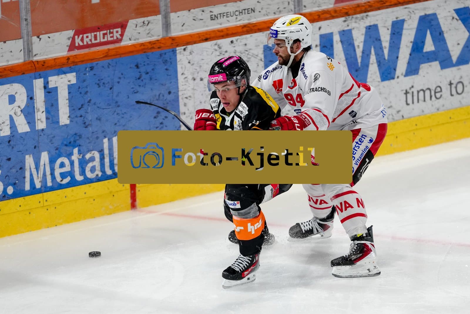 Schweiz: National League Play-In Runde 2, Spiel 1 2025/26, SC Bern vs SC Rapperswil-Jona Lakers - PostFinance Arena, Bern: Sandro Zangger (94 SCRJ) im Duell mit Waltteri Merelä - Waltteri Merela (19 SCB)