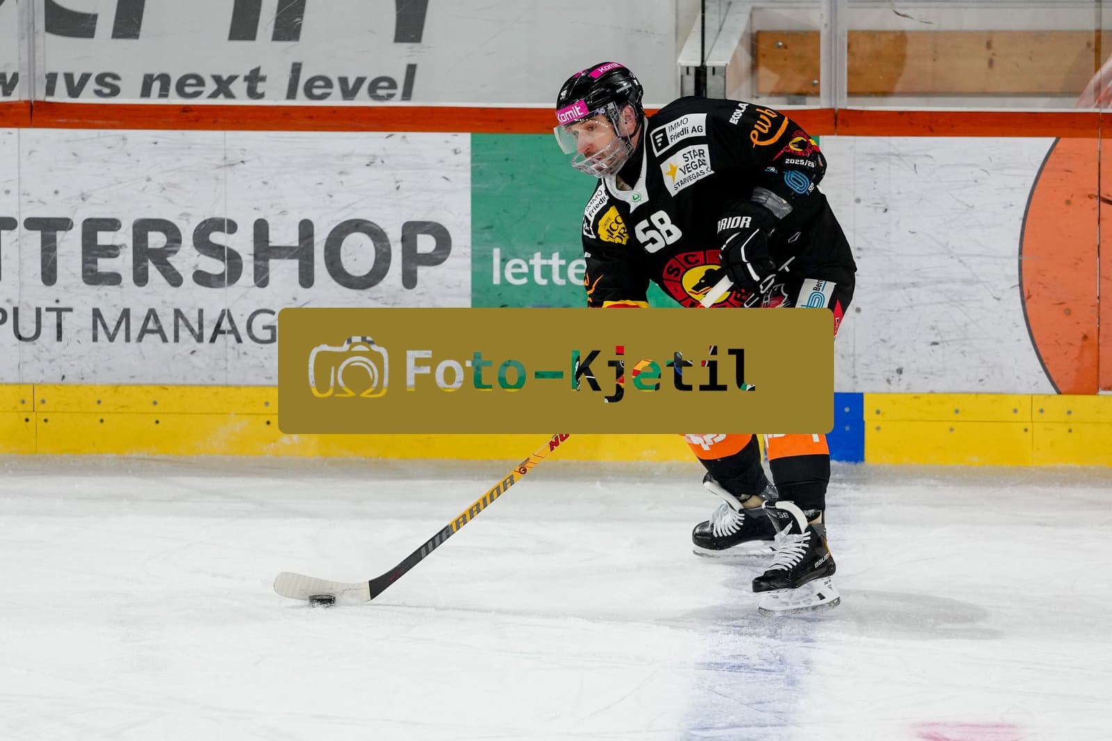 Schweiz: National League Play-In Runde 2, Spiel 1 2025/26, SC Bern vs SC Rapperswil-Jona Lakers - PostFinance Arena, Bern: Romain Loeffel (58 SCB) in Aktion