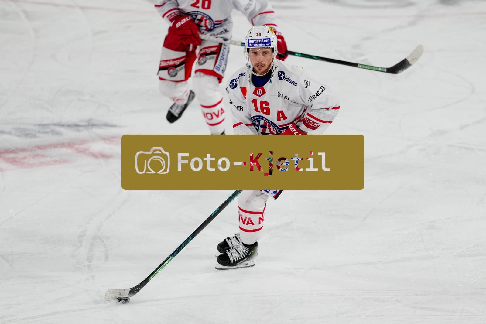 Schweiz: National League Play-In Runde 2, Spiel 1 2025/26, SC Bern vs SC Rapperswil-Jona Lakers - PostFinance Arena, Bern: Tanner Fritz (16 SCRJ) in Aktion