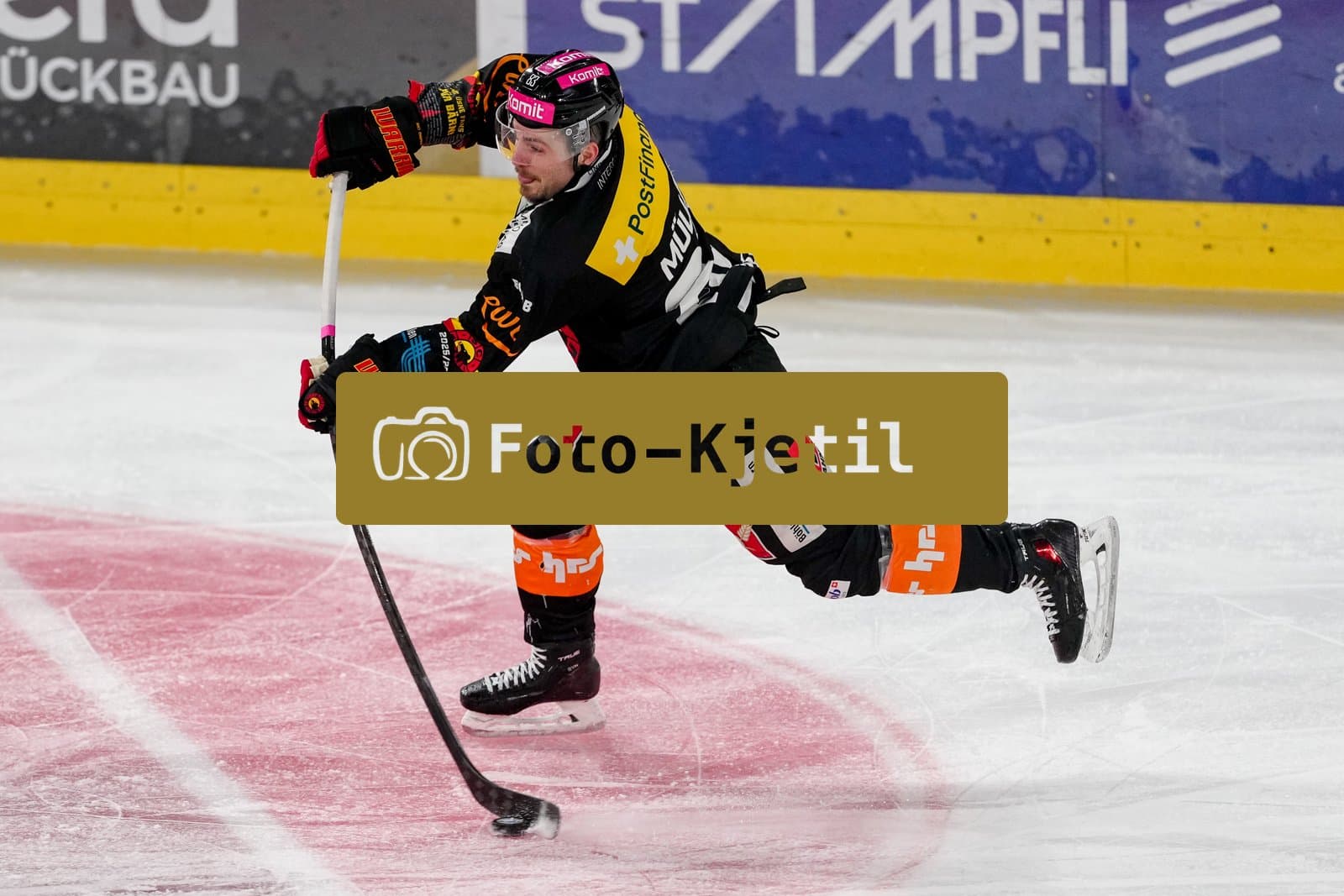 Schweiz: National League Play-In Runde 2, Spiel 1 2025/26, SC Bern vs SC Rapperswil-Jona Lakers - PostFinance Arena, Bern: Marco Müller - Marco Muller (83 SCB) in Aktion