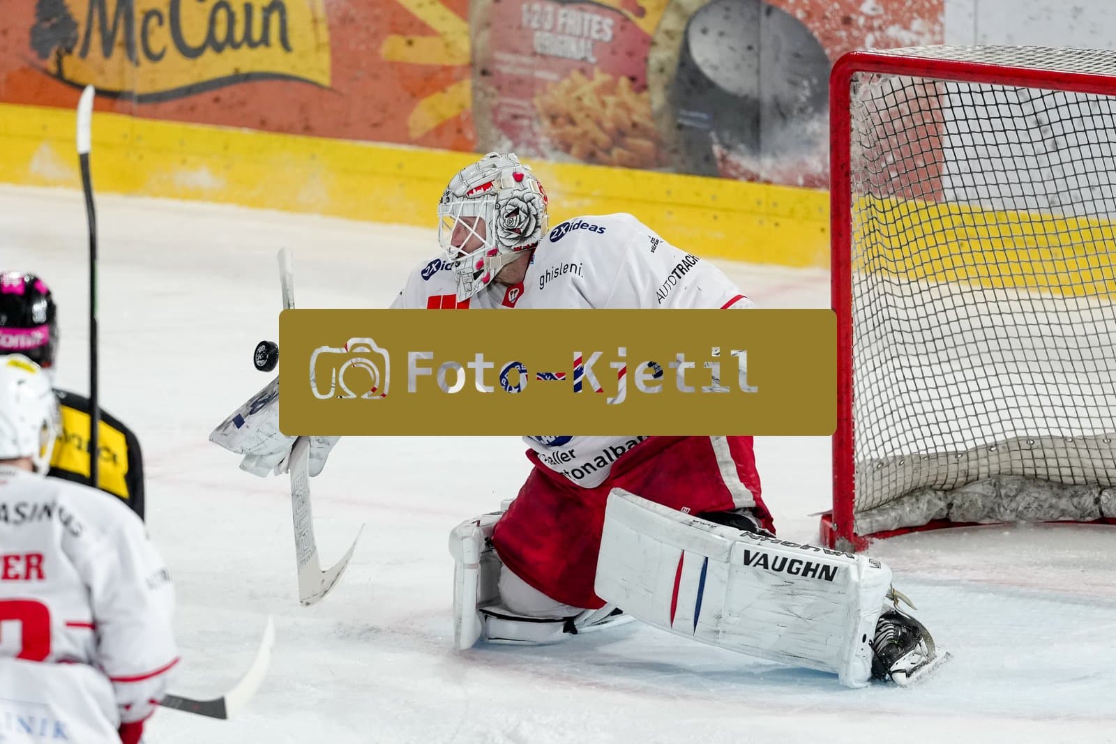 Schweiz: National League Play-In Runde 2, Spiel 1 2025/26, SC Bern vs SC Rapperswil-Jona Lakers - PostFinance Arena, Bern: Torhüter Melvin Nyffeler (60 SCRJ) in Aktion