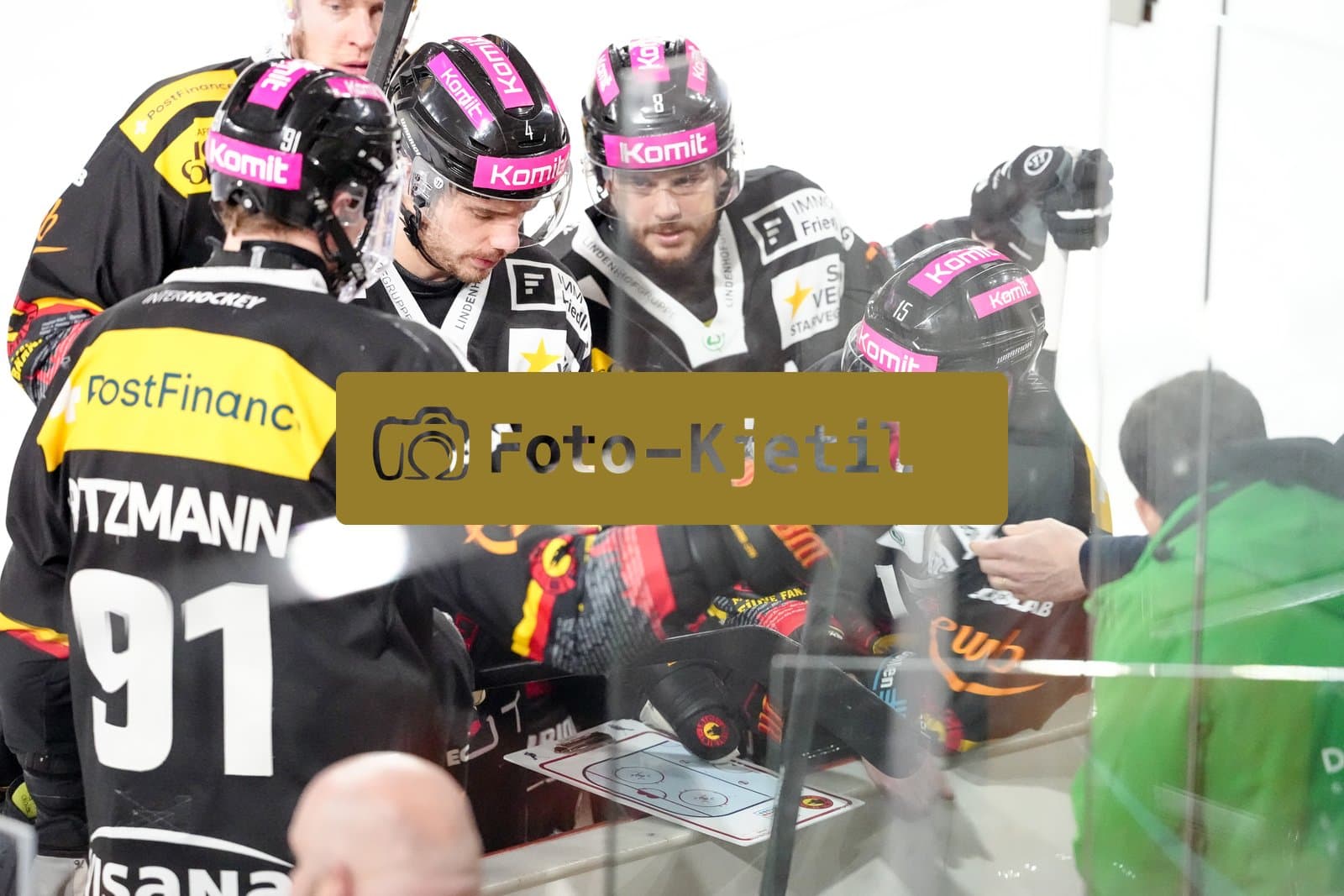 Schweiz: National League Play-In Runde 2, Spiel 1 2025/26, SC Bern vs SC Rapperswil-Jona Lakers - PostFinance Arena, Bern: Hardy Häman Aktell - Hardy Haman Aktell (4 SCB) bei der Taktik Besprechung während des Time-out zusammen mit Marc Marchon (8 SCB), Miro Aaltonen (15 SCB) und Fabian Ritzmann (91 SCB)