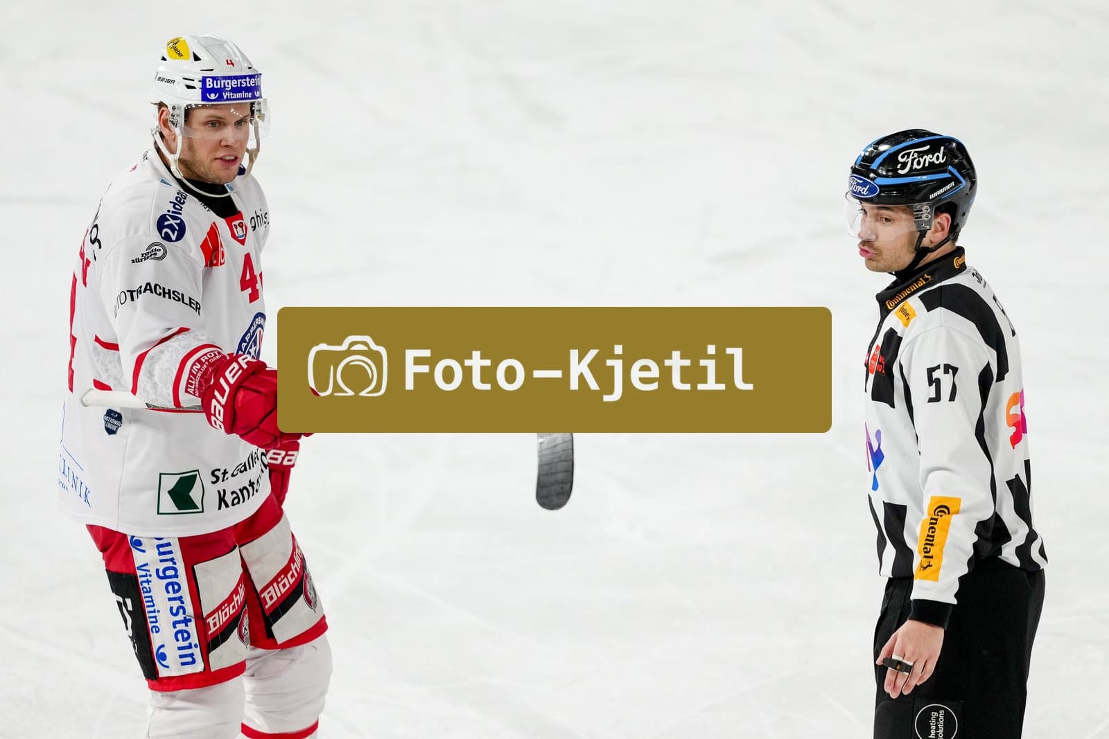 Schweiz: National League Play-In Runde 2, Spiel 1 2025/26, SC Bern vs SC Rapperswil-Jona Lakers - PostFinance Arena, Bern: Jacob Larsson (4 SCRJ) im Gespräch mit dem Schiedsrichter Aurelien Urfer