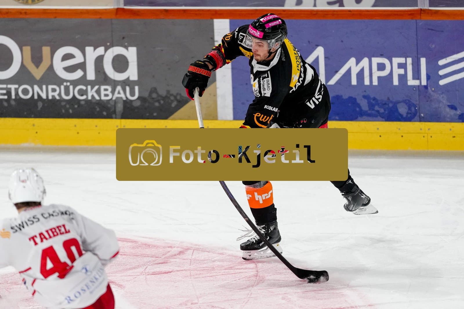 Schweiz: National League Play-In Runde 2, Spiel 1 2025/26, SC Bern vs SC Rapperswil-Jona Lakers - PostFinance Arena, Bern: Hardy Häman Aktell - Hardy Haman Aktell (4 SCB) in Aktion