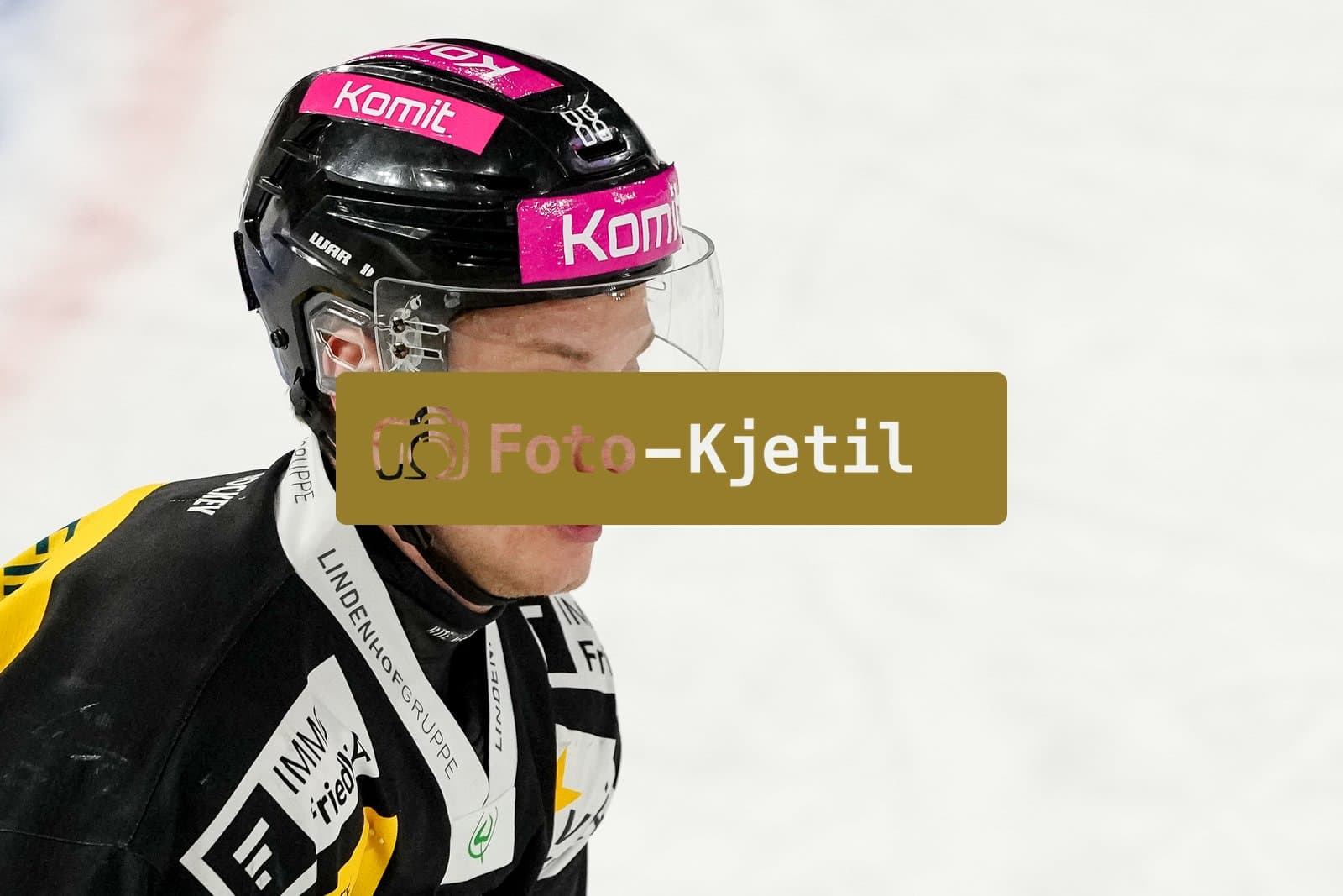 Schweiz: National League Play-In Runde 2, Spiel 1 2025/26, SC Bern vs SC Rapperswil-Jona Lakers - PostFinance Arena, Bern: Thierry Schild (88 SCB) mit blutender Nase