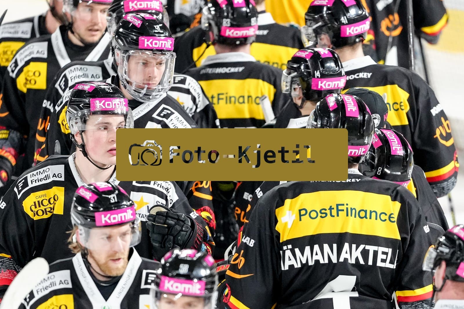 Schweiz: National League Play-In Runde 2, Spiel 1 2025/26, SC Bern vs SC Rapperswil-Jona Lakers - PostFinance Arena, Bern: Alain Graf (43 SCB) und Fabian Ritzmann (91 SCB) enttäuscht nach der Niederlage mit dem Team