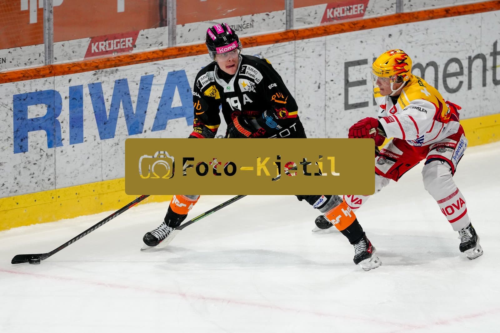 Schweiz: National League Play-In Runde 2, Spiel 1 2025/26, SC Bern vs SC Rapperswil-Jona Lakers - PostFinance Arena, Bern: Waltteri Merelä - Waltteri Merela (19 SCB) im Duell mit Tyler Moy (PostFinance Top Scorer von SCRJ)