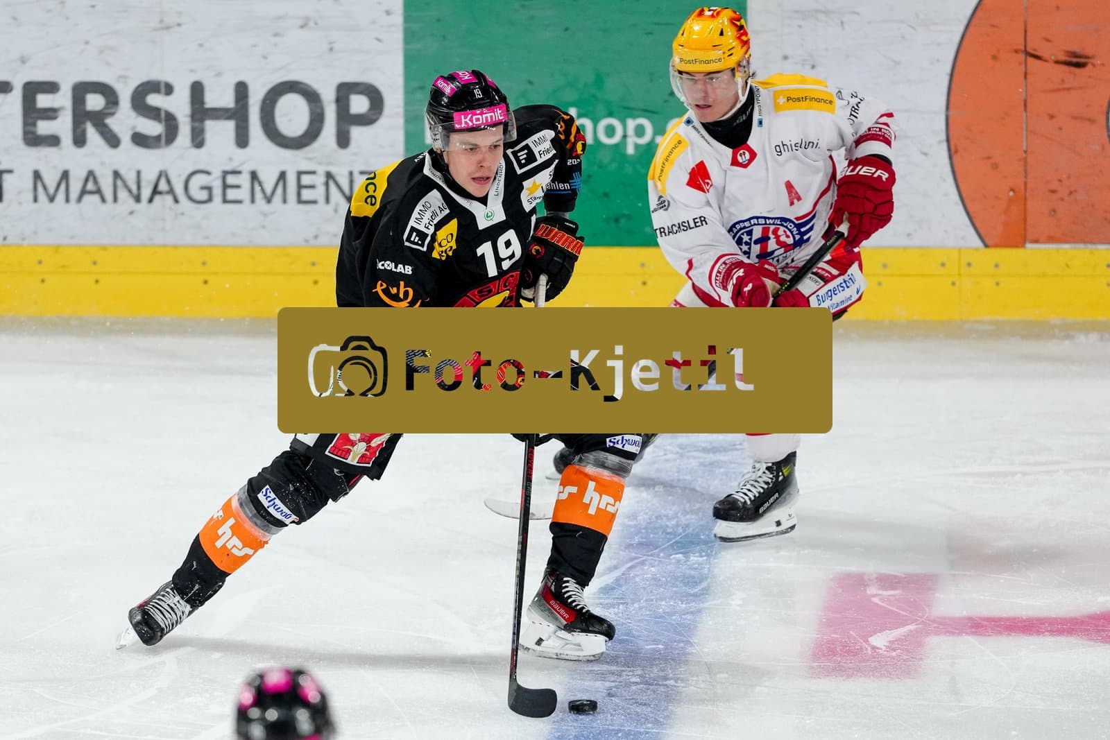 Schweiz: National League Play-In Runde 2, Spiel 1 2025/26, SC Bern vs SC Rapperswil-Jona Lakers - PostFinance Arena, Bern: Waltteri Merelä - Waltteri Merela (19 SCB) im Duell mit Tyler Moy (PostFinance Top Scorer von SCRJ)