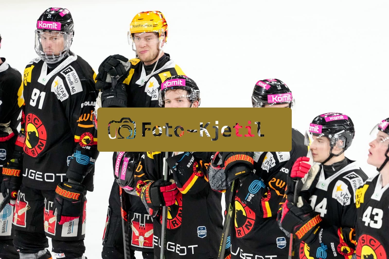 Schweiz: National League Play-In Runde 2, Spiel 1 2025/26, SC Bern vs SC Rapperswil-Jona Lakers - PostFinance Arena, Bern: Mats Alge (64 SCB), Victor Ejdsell (PostFinance Top Scorer von SCB) und das Team enttäuscht nach der Niederlage