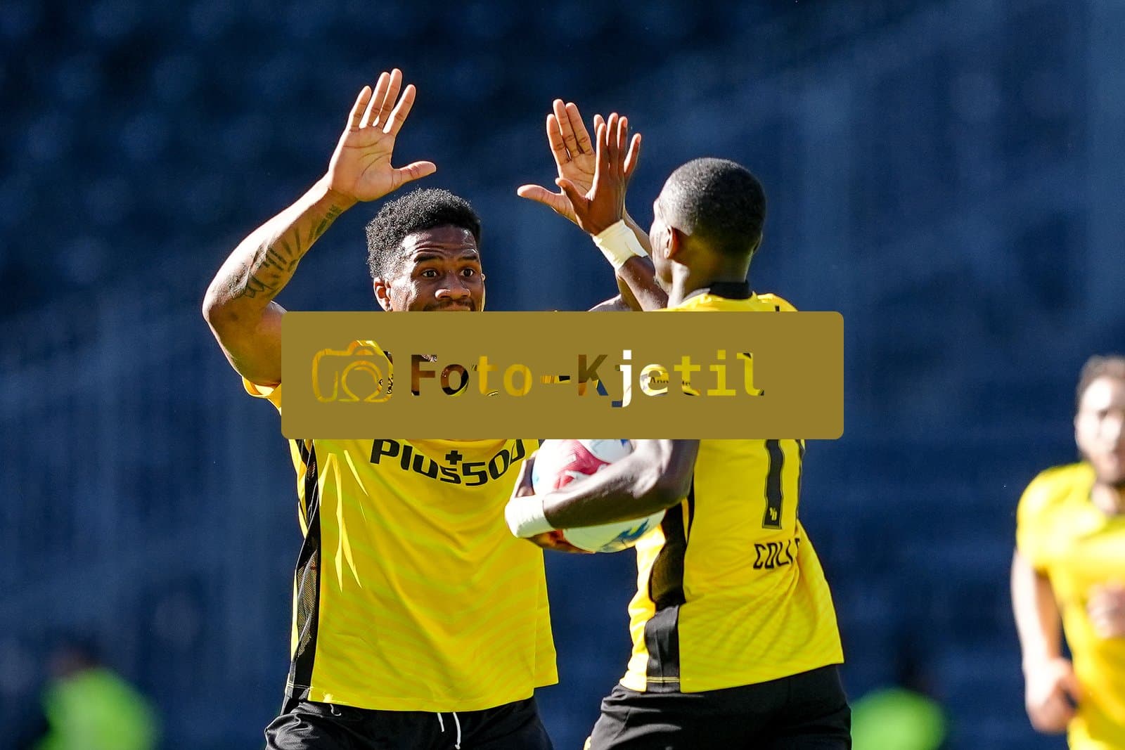 Schweiz: Super League 2025 - 2026, BSC Young Boys vs FC St. Gallen - Stadion Wankdorf, Bern: Ebrima Colley (11 Young Boys) jubelt nach dem Ausgleichstreffer zum 1:1 mit Samuel Essende (99 Young Boys)