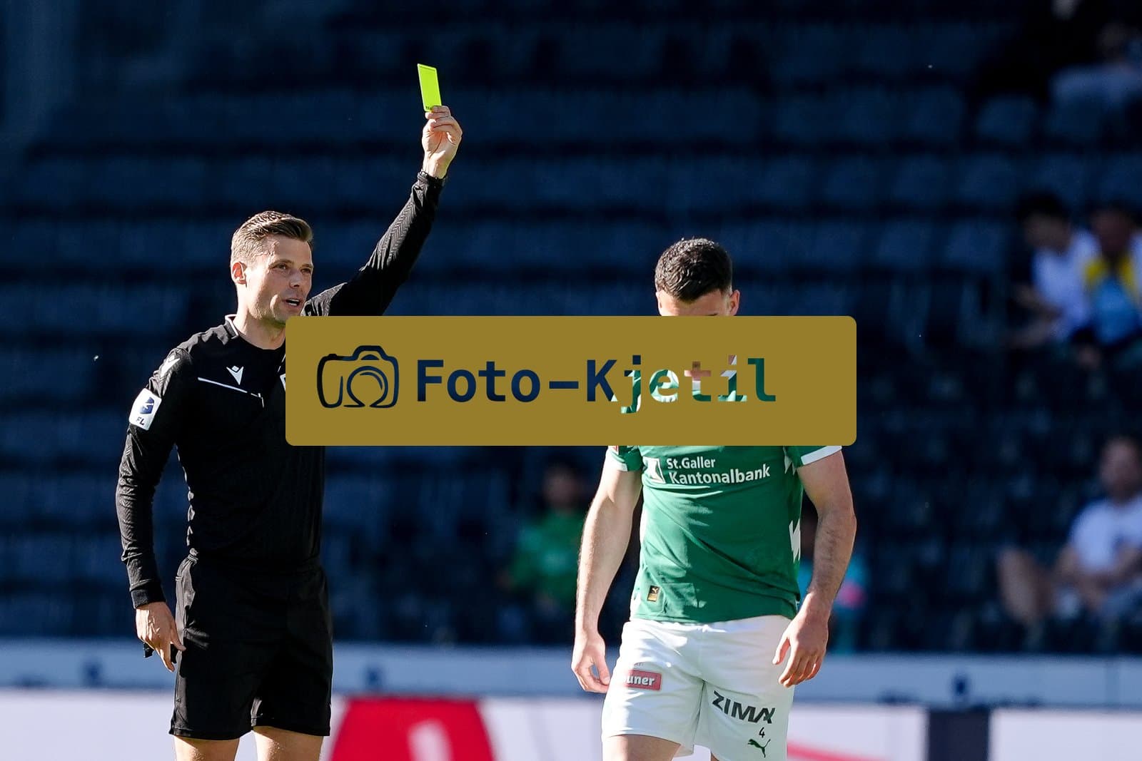 Schweiz: Super League 2025 - 2026, BSC Young Boys vs FC St. Gallen - Stadion Wankdorf, Bern: Jozo Stanic (4 St. Gallen) bekommt gelbe Karte von Schiedsrichter Urs Schnyder