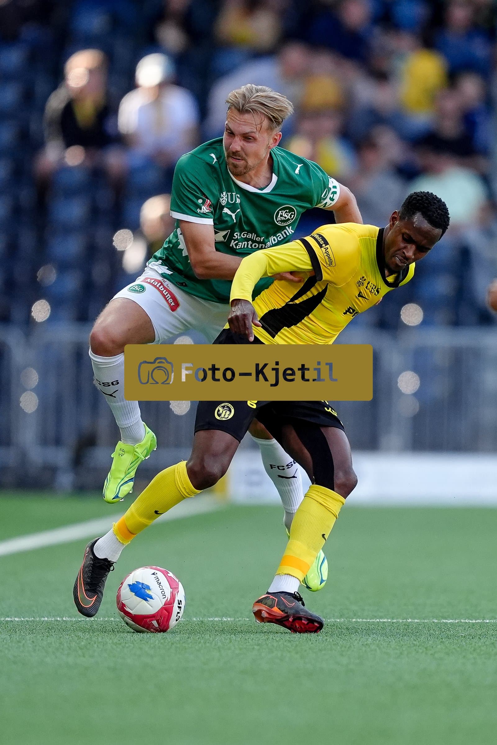 Schweiz: Super League 2025 - 2026, BSC Young Boys vs FC St. Gallen - Stadion Wankdorf, Bern: Lukas Daschner (10 St. Gallen) gegen Edimilson Fernandes (6 Young Boys)