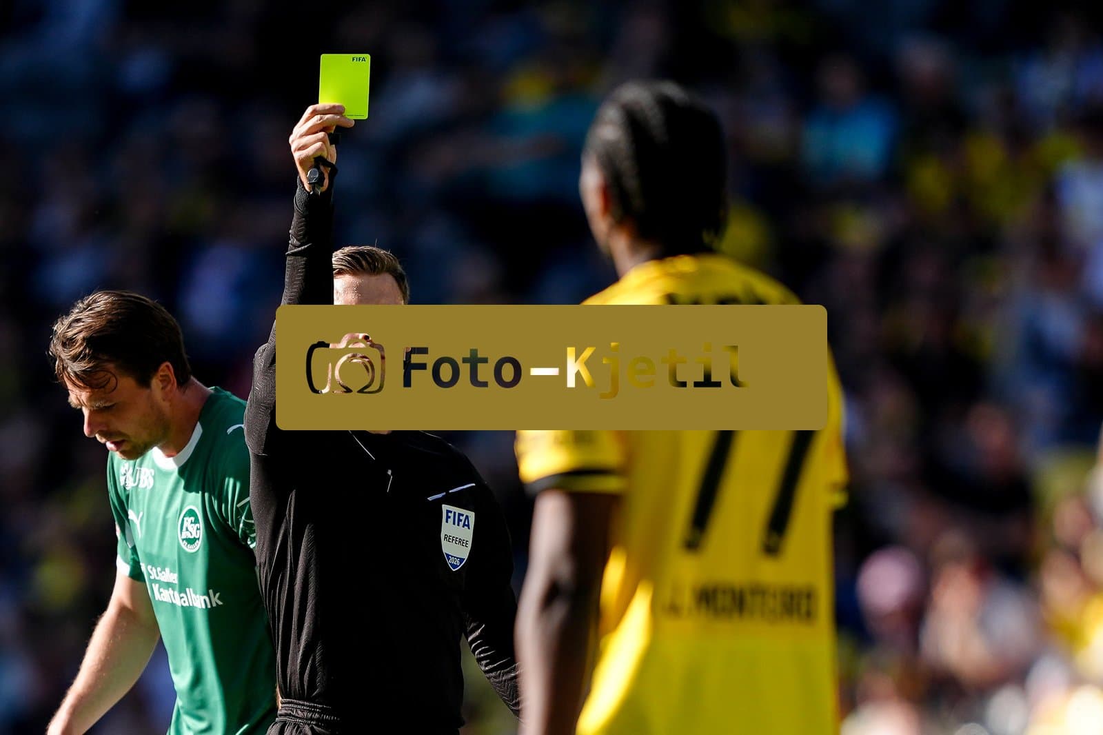 Schweiz: Super League 2025 - 2026, BSC Young Boys vs FC St. Gallen - Stadion Wankdorf, Bern: Schiedsrichter Urs Schnyder mit gelber Karte an Joel Monteiro (77 Young Boys)