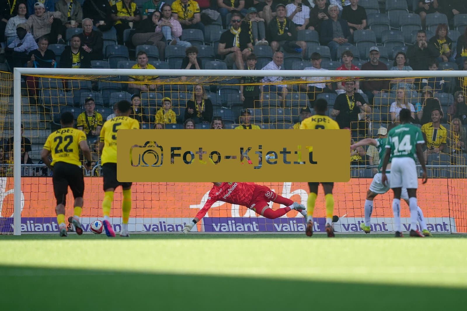 Schweiz: Super League 2025 - 2026, BSC Young Boys vs FC St. Gallen - Stadion Wankdorf, Bern: Lukas Görtler - Lukas Gortler (16 St. Gallen) trifft mit einem Elfmeter gegen Marvin Keller (1 Young Boys) zum 1:0