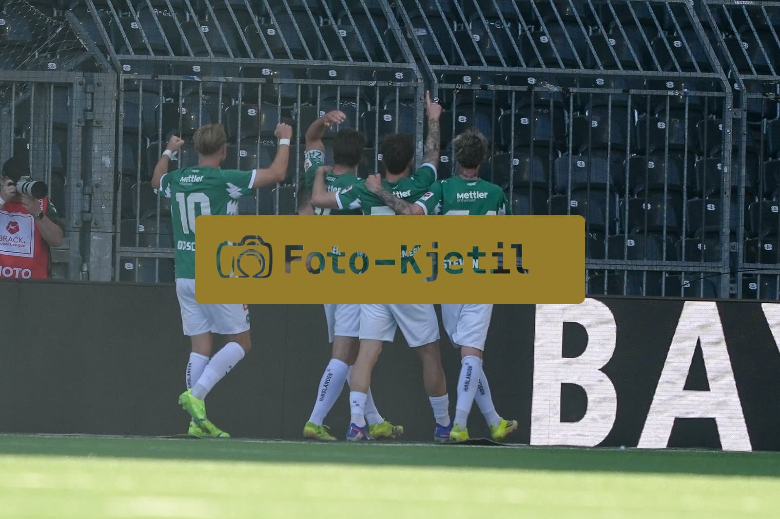 Schweiz: Super League 2025 - 2026, BSC Young Boys vs FC St. Gallen - Stadion Wankdorf, Bern: Lukas Görtler - Lukas Gortler (16 St. Gallen) trifft mit einem Elfmeter zum 1:0 und jubelt mit dem Team