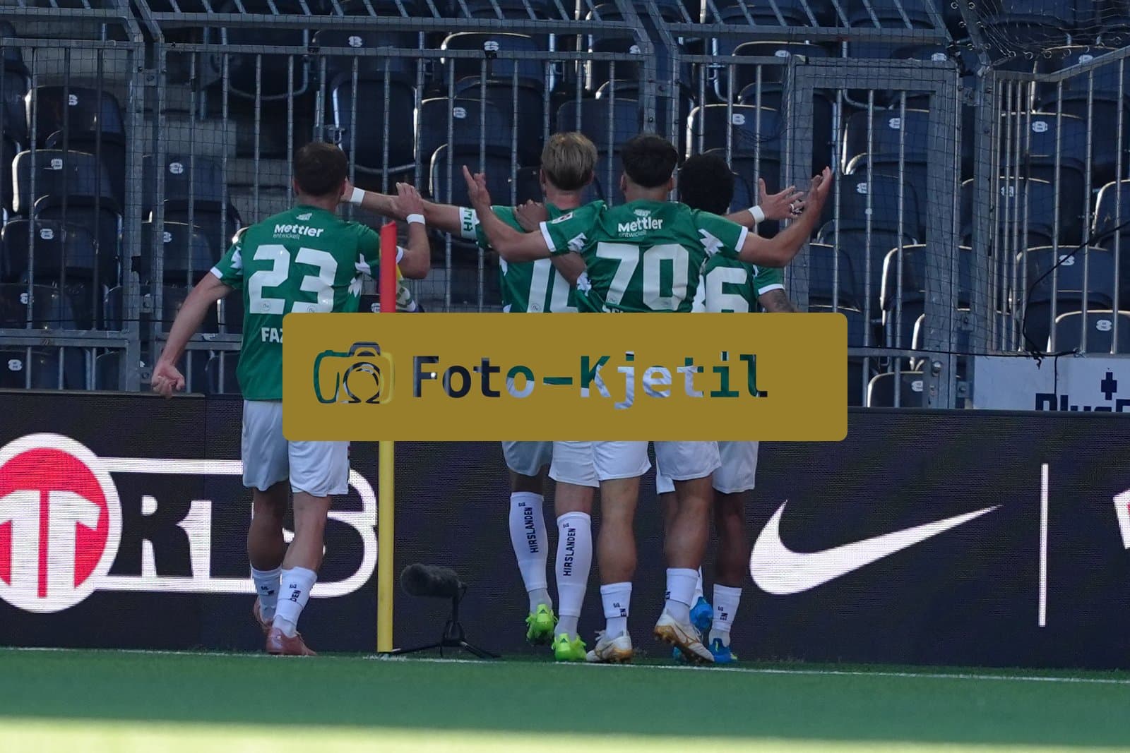 Schweiz: Super League 2025 - 2026, BSC Young Boys vs FC St. Gallen - Stadion Wankdorf, Bern: Chima Okoroji (36 St. Gallen) jubelt nach seinem Tor zum 1:2 mit dem Team