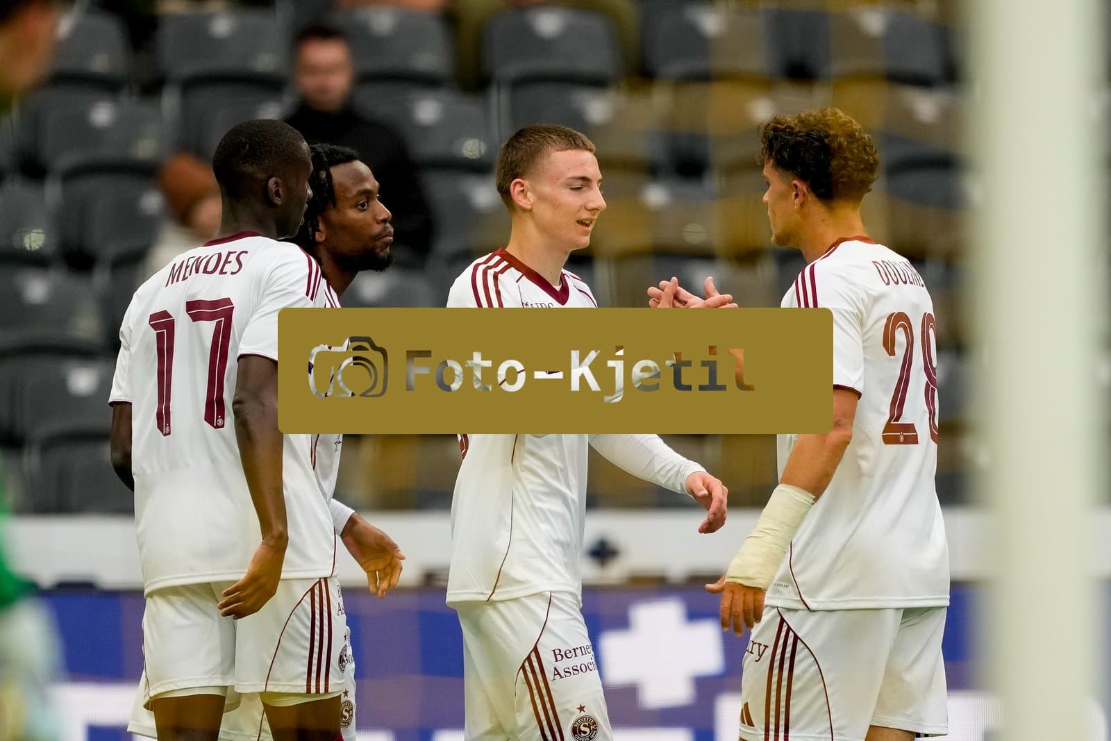 Schweiz: Super League 2025/26, BSC Young Boys vs Servette FC - Stadion Wankdorf, Bern: Thomas Lopes (36 SFC) jubelt nach seinem Tor mit dem Team
