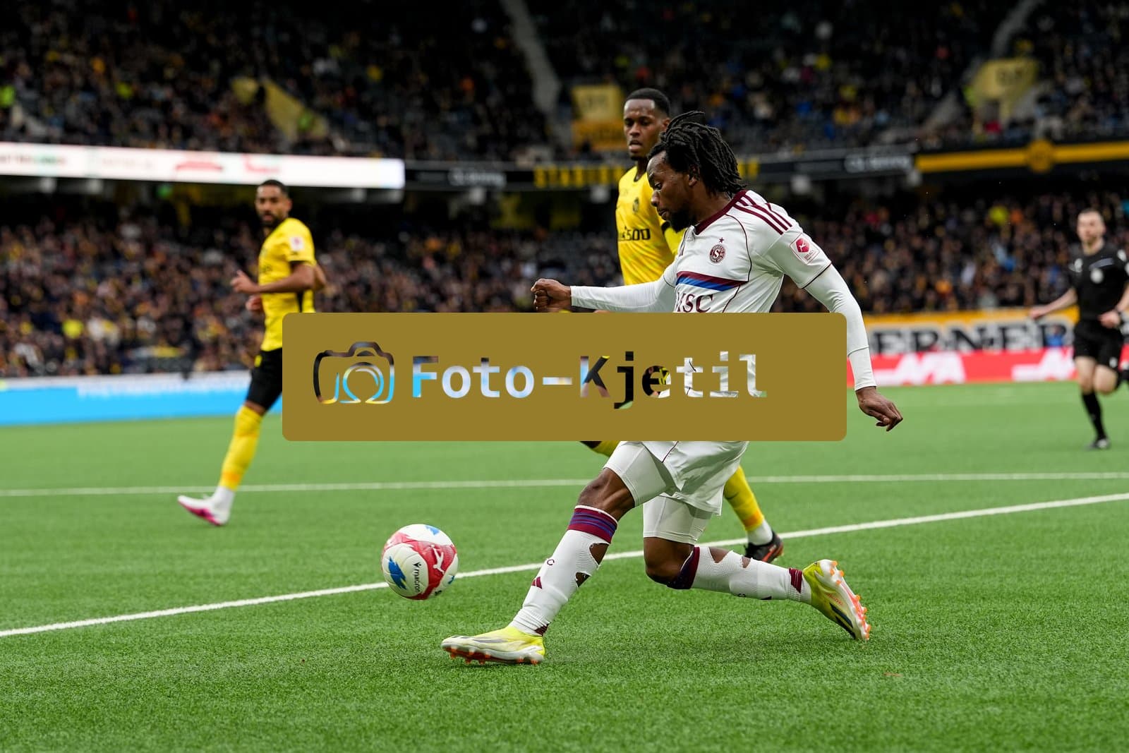 Schweiz: Super League 2025/26, BSC Young Boys vs Servette FC - Stadion Wankdorf, Bern: Junior Kadile (10 Servette) mit dem Pass zum 1:0