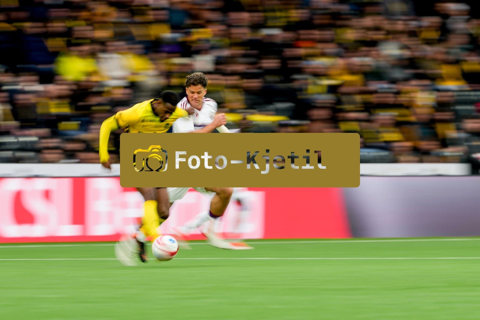 Schweiz: Super League 2025/26, BSC Young Boys vs Servette FC - Stadion Wankdorf, Bern: David Douline (28 SFC) im Duell mit Joel Monteiro (77 Young Boys)