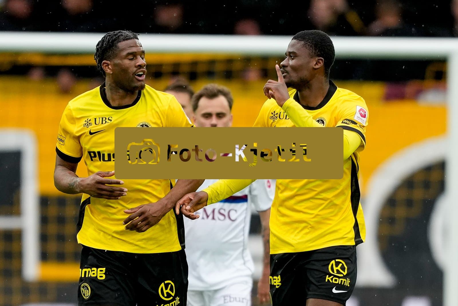 Schweiz: Super League 2025/26, BSC Young Boys vs Servette FC - Stadion Wankdorf, Bern: Chris Bedia (29 YB) jubelt nach seinem Tor zum 1:1 mit Samuel Essende (99 Young Boys)