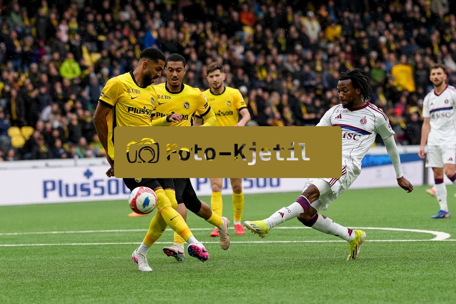 Schweiz: Super League 2025/26, BSC Young Boys vs Servette FC - Stadion Wankdorf, Bern: Yan Valery (22 YB), Armin Gigovic (37 YB) und Gregory Wüthrich - Gregory Wuthrich (5 YB) gegen Miroslav Stevanovic (9 SFC)