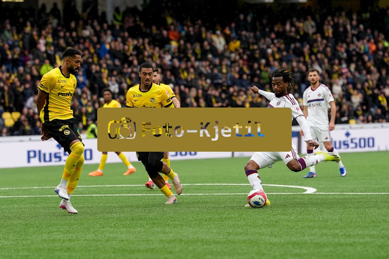 Schweiz: Super League 2025/26, BSC Young Boys vs Servette FC - Stadion Wankdorf, Bern: Yan Valery (22 YB) und Gregory Wüthrich - Gregory Wuthrich (5 YB) gegen Junior Kadile (10 SFC) und Miroslav Stevanovic (9 SFC)