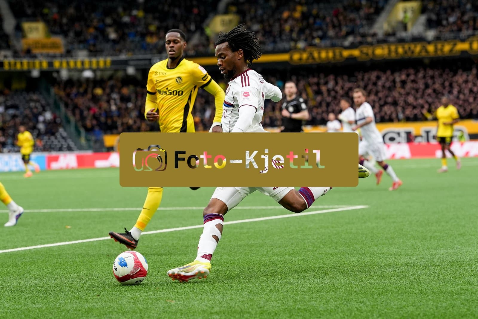 Schweiz: Super League 2025/26, BSC Young Boys vs Servette FC - Stadion Wankdorf, Bern: Edimilson Fernandes (6 YB) gegen Junior Kadile (10 SFC)