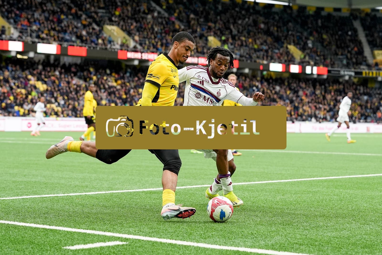 Schweiz: Super League 2025/26, BSC Young Boys vs Servette FC - Stadion Wankdorf, Bern: Yan Valery (22 YB) gegen Junior Kadile (10 SFC)