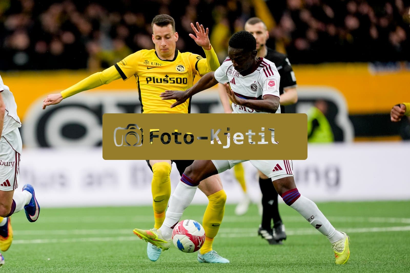 Schweiz: Super League 2025/26, BSC Young Boys vs Servette FC - Stadion Wankdorf, Bern: Sandro Lauper (30 YB) im Duell mit Bradley Mazikou (18 Servette)