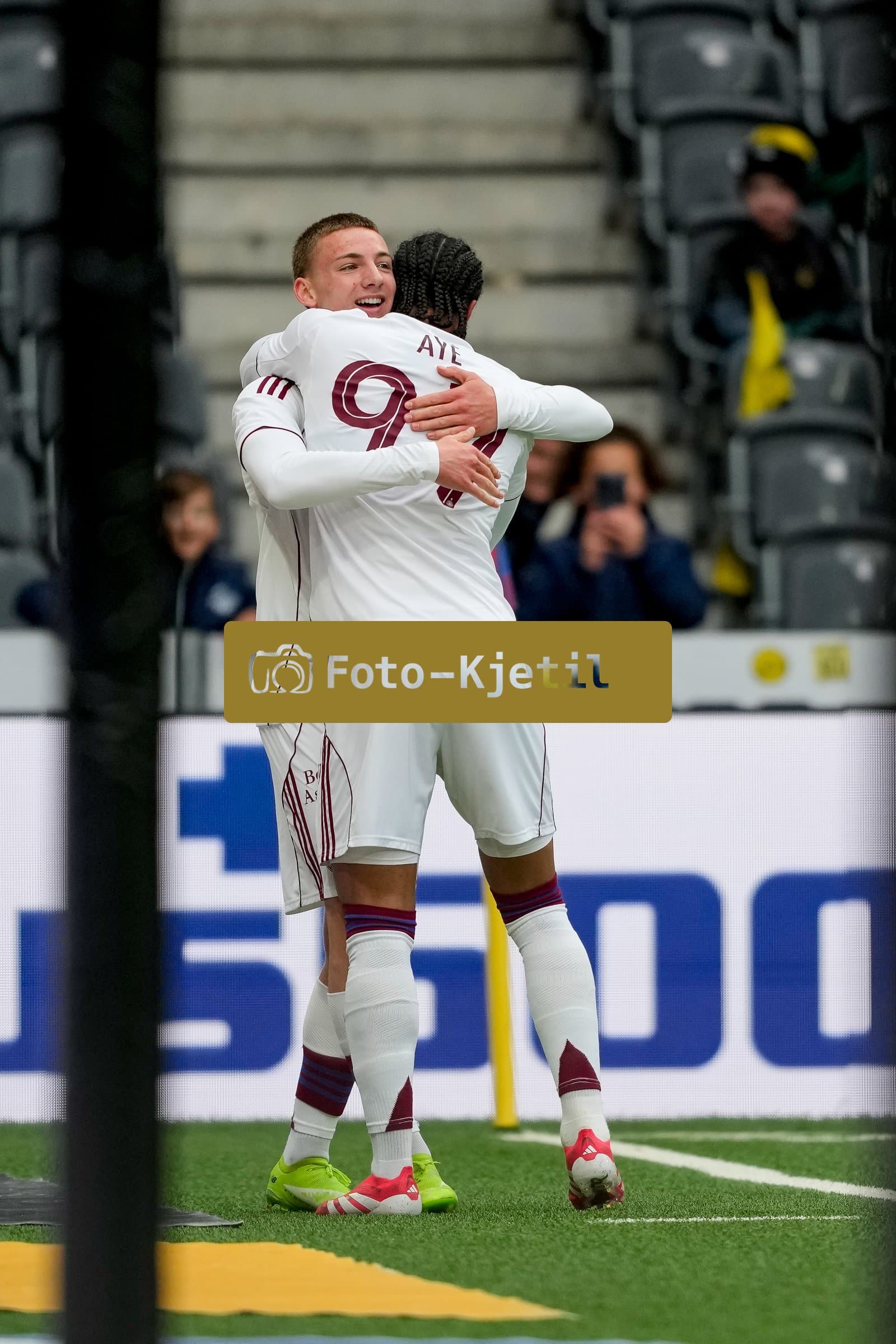 Schweiz: Super League 2025/26, BSC Young Boys vs Servette FC - Stadion Wankdorf, Bern: Thomas Lopes (36 SFC) jubelt nach seinem Tor mit Florian Aye (97 Servette)