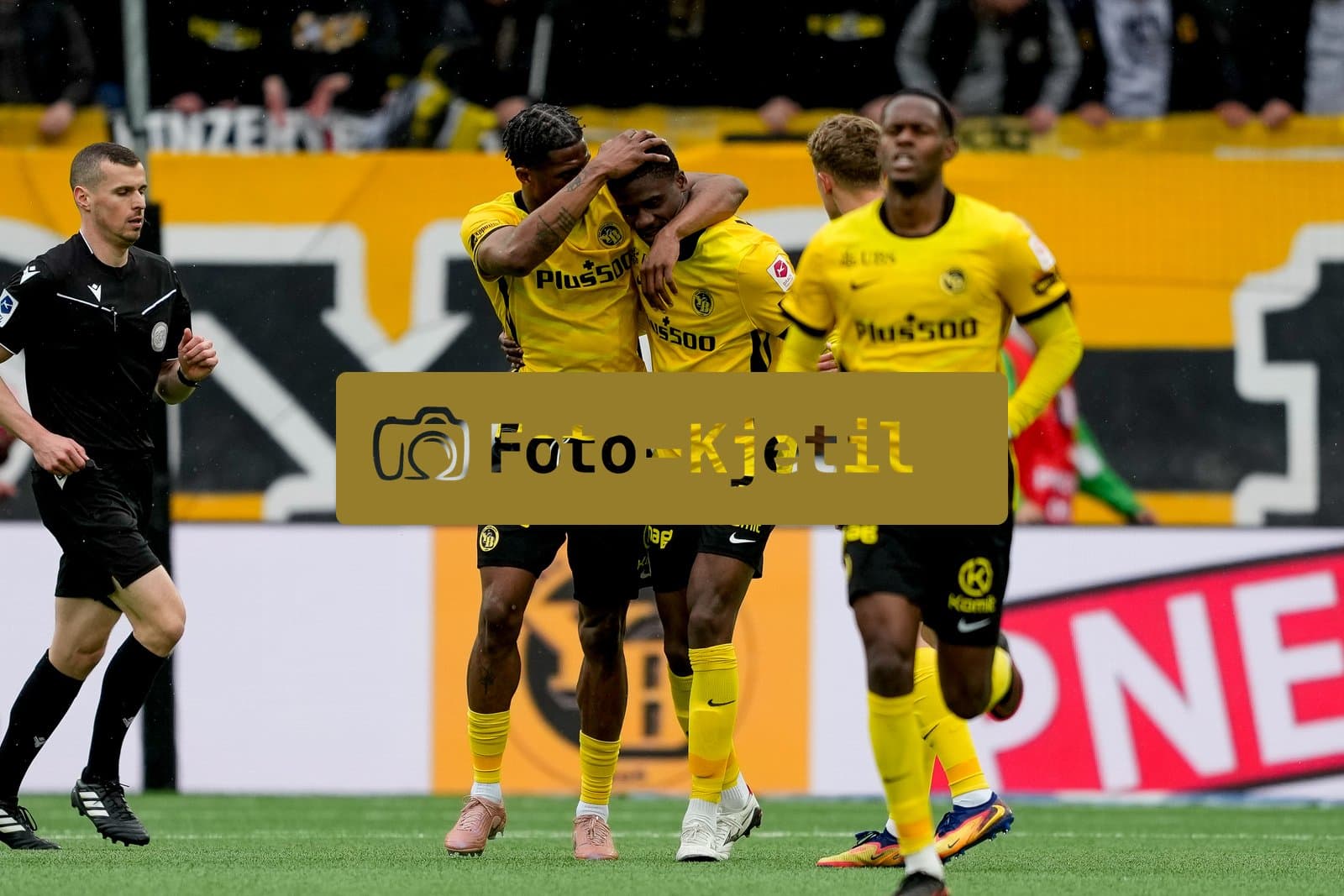 Schweiz: Super League 2025/26, BSC Young Boys vs Servette FC - Stadion Wankdorf, Bern: Chris Bedia (29 YB) jubelt nach seinem Tor zum 1:1