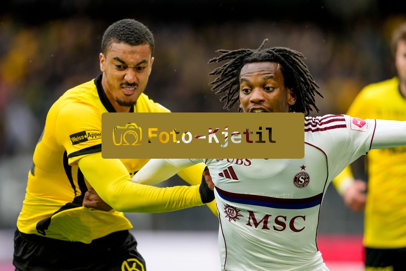 Schweiz: Super League 2025/26, BSC Young Boys vs Servette FC - Stadion Wankdorf, Bern: Yan Valery (22 Young Boys) im Duell mit Junior Kadile (10 Servette)