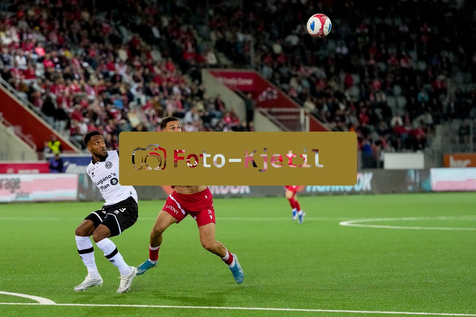Schweiz: Super League 2025 - 2026, FC Thun vs FC Lugano - Stockhorn Arena, Thun: Elmin Rastoder (74 Thun) gegen Hannes Delcroix (3 FC Lugano)