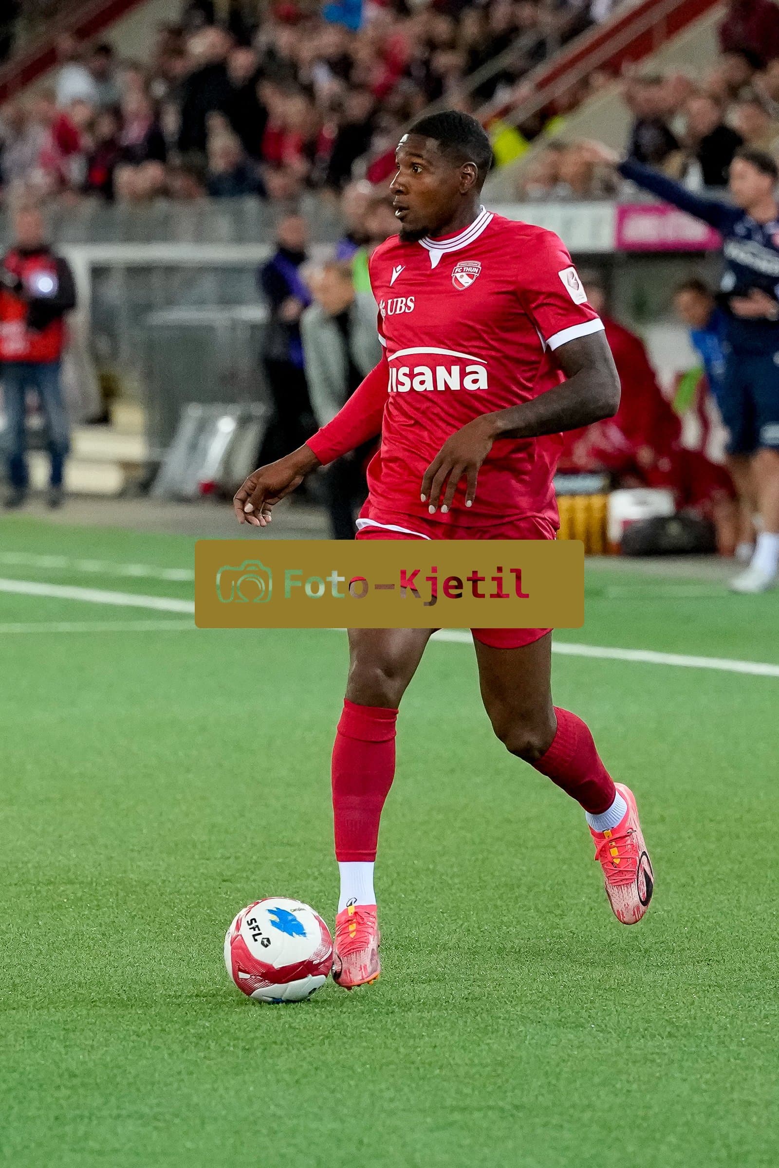 Schweiz: Super League 2025 - 2026, FC Thun vs FC Lugano - Stockhorn Arena, Thun: Brighton Labeau (96 Thun)