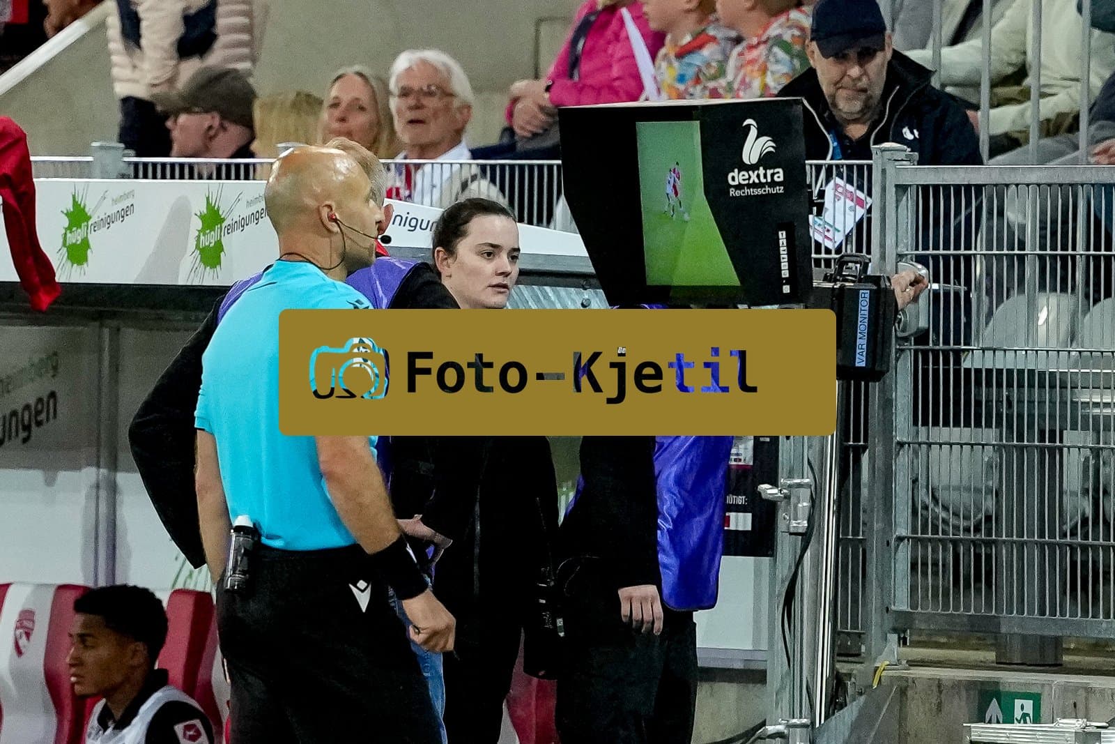 Schweiz: Super League 2025 - 2026, FC Thun vs FC Lugano - Stockhorn Arena, Thun: Schiedsrichter Luca Cibelli schaut sich eine Szene mit dem VAR an und entscheidet auf Elfmeter