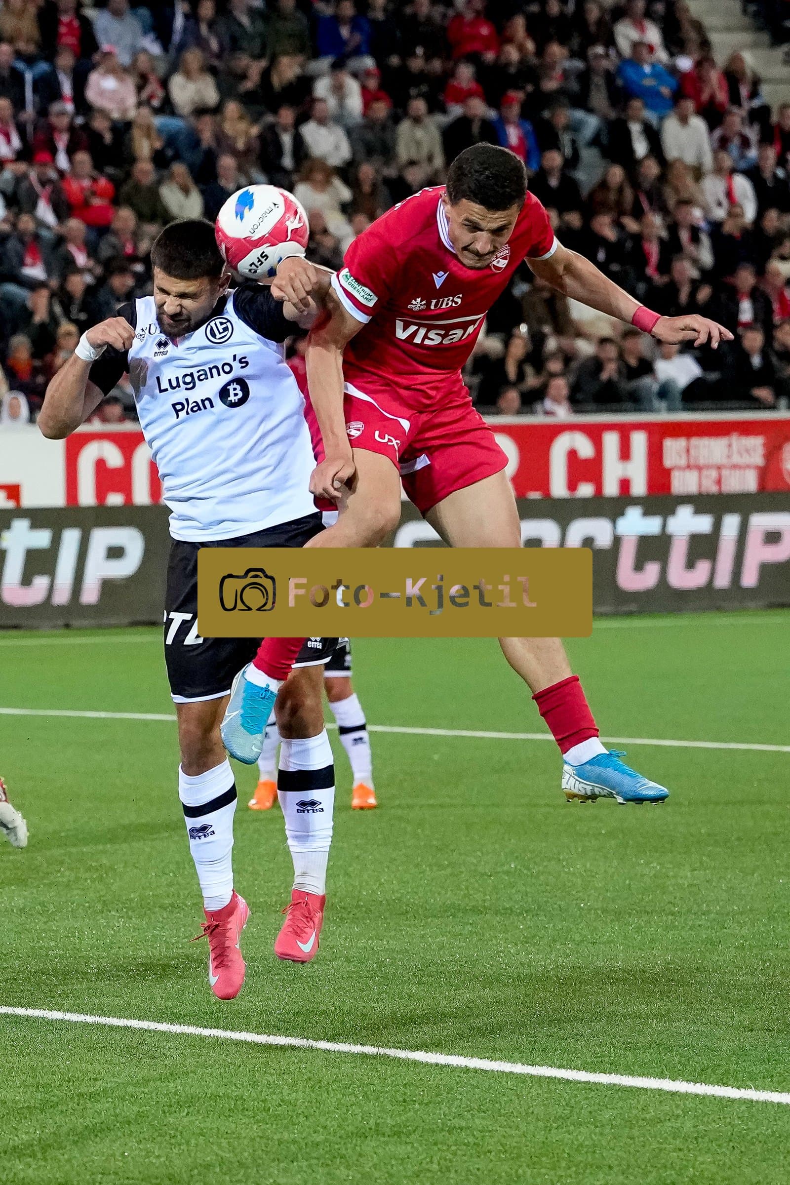 Schweiz: Super League 2025 - 2026, FC Thun vs FC Lugano - Stockhorn Arena, Thun: Antonios Papadopoulos (6 FC Lugano) gegen Elmin Rastoder (74 Thun)